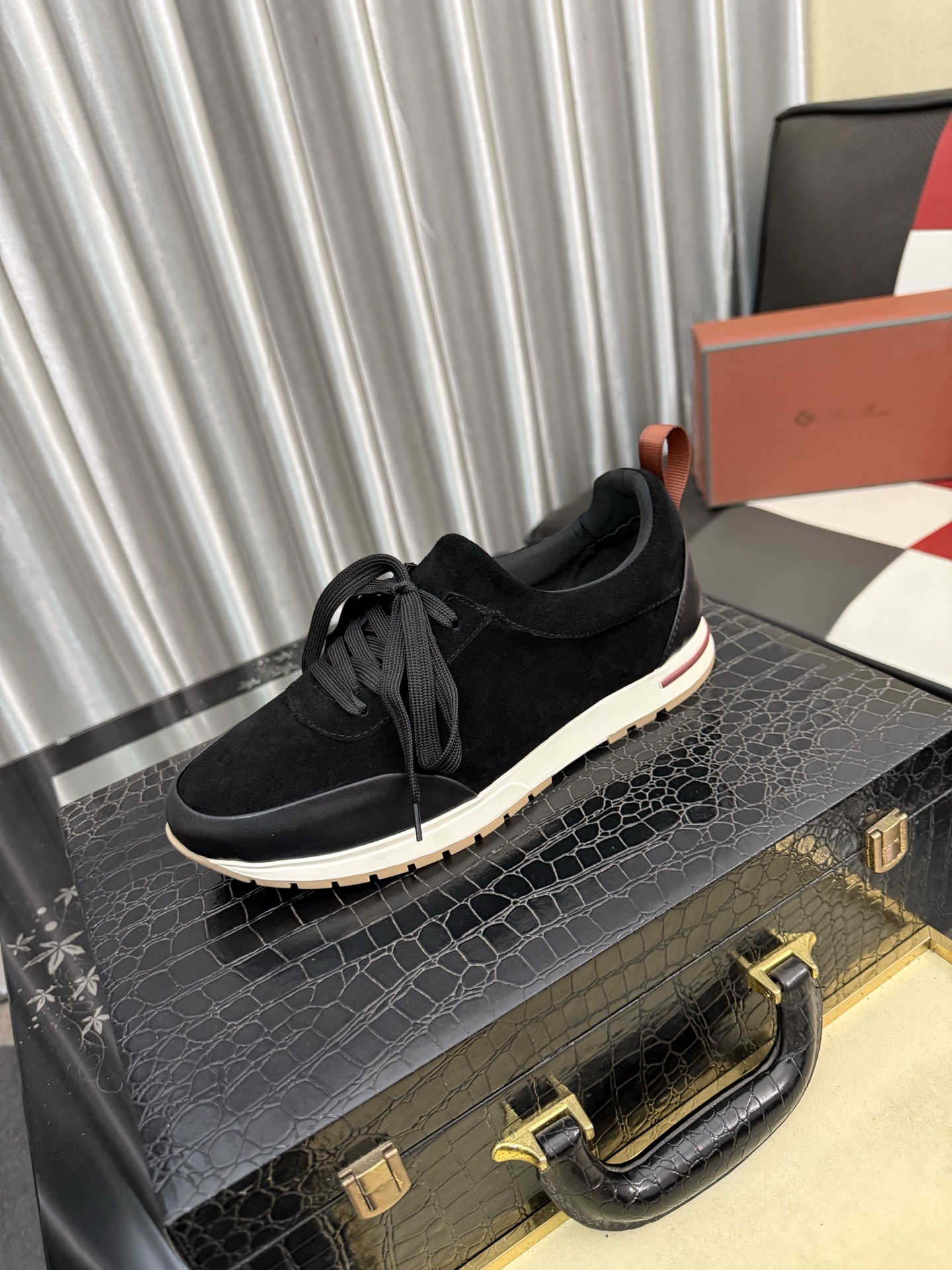 NO:782812,LP~. A must-have casual shoe for trendy men. Original brand imported from Italy, imported fly-knit upper, pig lining (refuses to discolor and grind the feet). The sole is specially provided by the original factory. Original air cushion sole, French lazy style design. Fits the feet. Original quality. Super comfortable original sole. Number of sizes: 36-464 colors available, loro piana19860909LP～.休闲鞋潮男必备款 意大利进口原版品牌,进口飞织鞋面,猪里（拒绝脱色磨脚）鞋底原厂特供原版气垫底,法国懒人风格设计 贴脚 在贴原单品质 超舒服原版底 .码数36-464色可选,,loro piana,Men's shoes