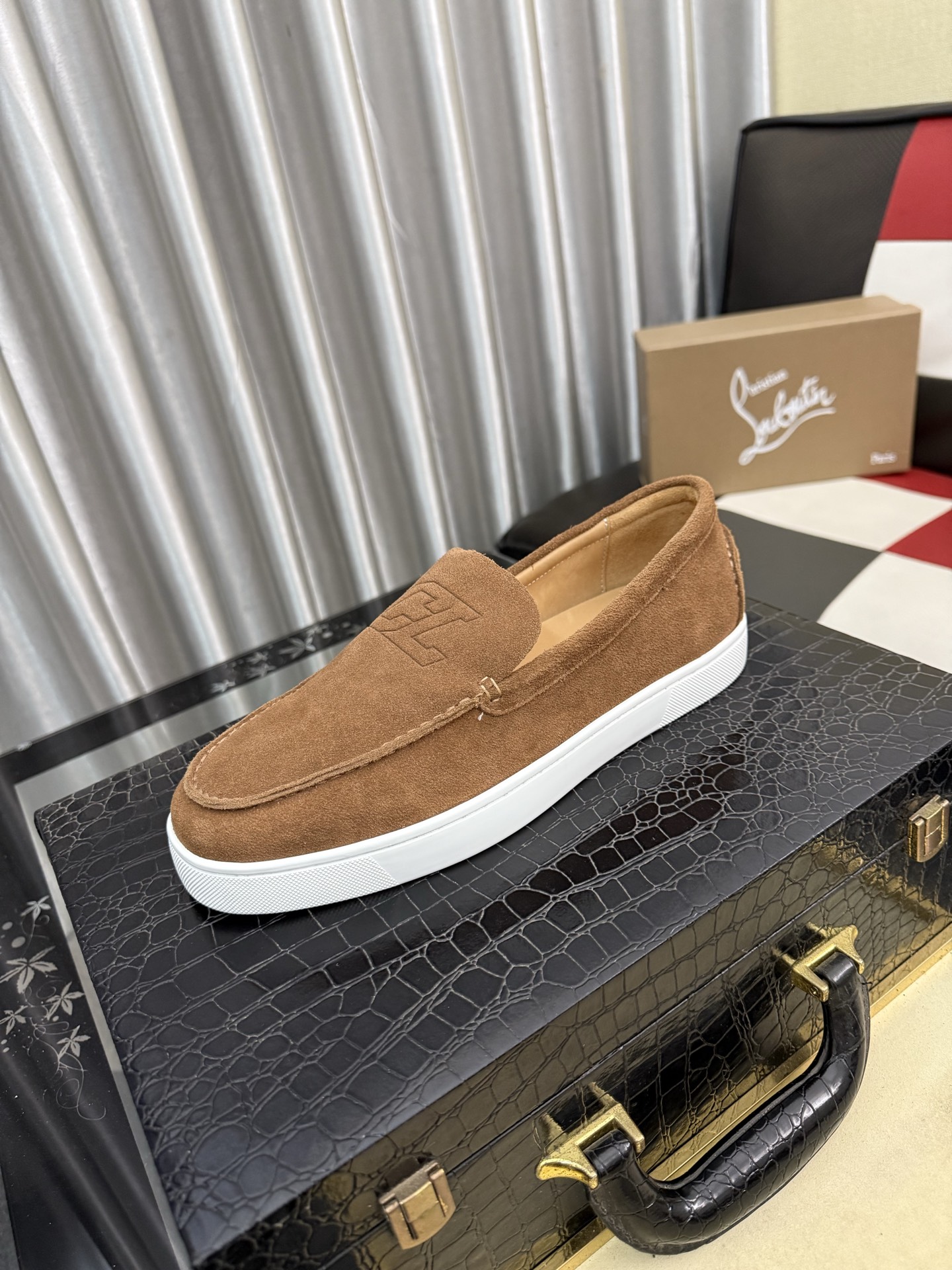 NO:782970,christian louboutin (CL red sole shoes) counter series, casual sneakers, exclusive hot style release event, latex foot pads, finished outsole sewing line [satisfied] original imported genuine leather upper, top original leather lining, original molded TPU outsole, original 1:1 detail processing, original shoe last, code number 38-44, christian louboutin19860909christian louboutin（CL红底鞋）专柜系列,休闲板鞋  独家热款发布活动乳胶垫脚成品大底车线[得意]原版进口真皮鞋面,顶级原版皮内里,原版开模tpu大底,原版1:1细节处理,原版鞋楦,码数38-44,,christian louboutin,Men's shoes