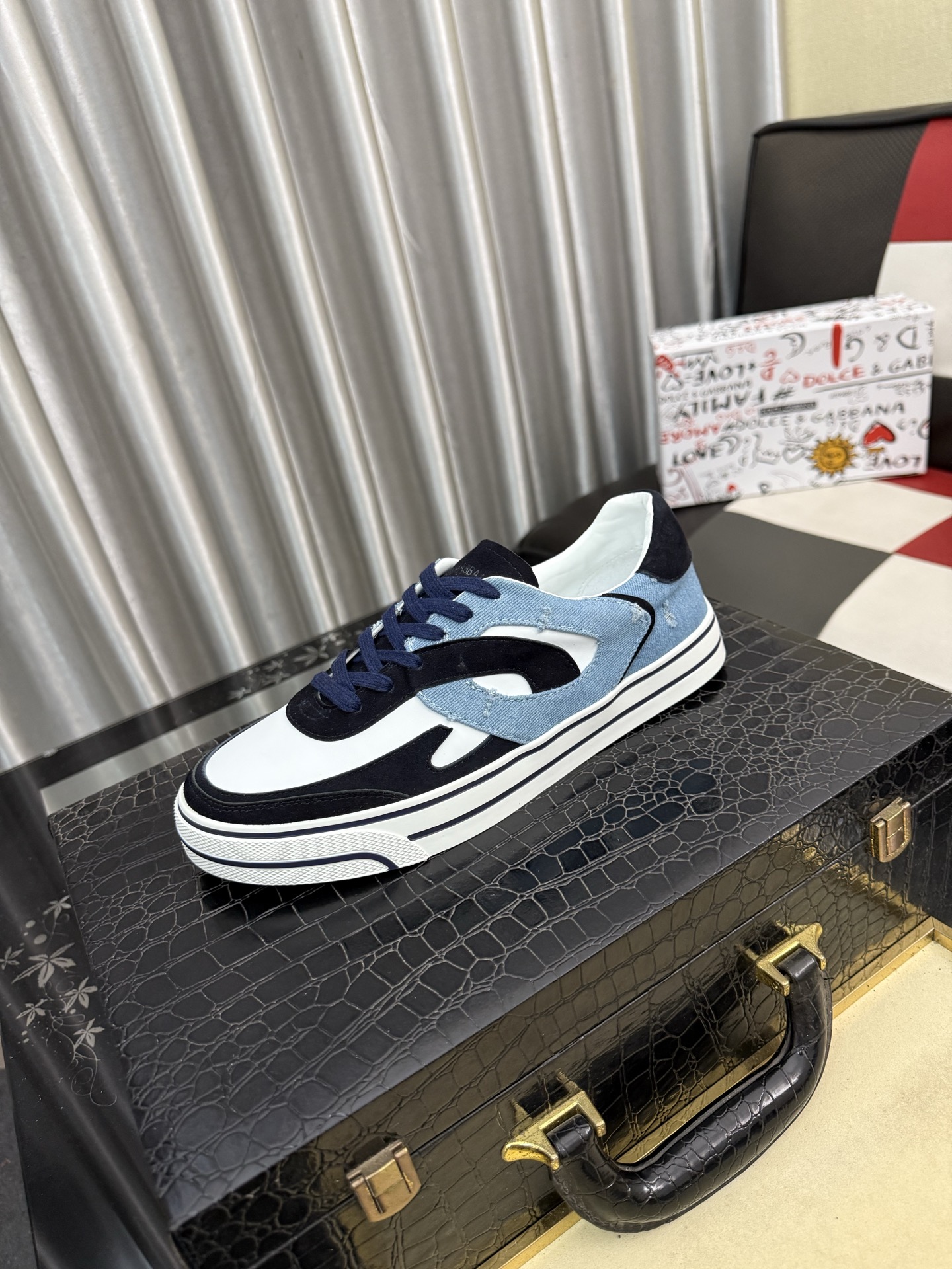 NO:782984,DG's latest popular casual shoes, the tongue has the brand's iconic details, and the combination of silk cowhide and cowhide velvet enhances the style. Fashionable and versatile, it can add luster to various looks. It creates a unique dynamic, energetic and modern exquisite design, showing a modern and elegant style. Size38-464 colors are available,,cowhide19860909DG最新爆款休闲鞋,鞋舌带有品牌标志性细节,丝绸牛皮与牛反绒相结合提升格调.时尚百搭,可为各式造型增光添彩.塑造独具动感活力与摩登气息的精致设计,尽显现代优雅格调. Size38-464色可选,,cowhide,Men's shoes