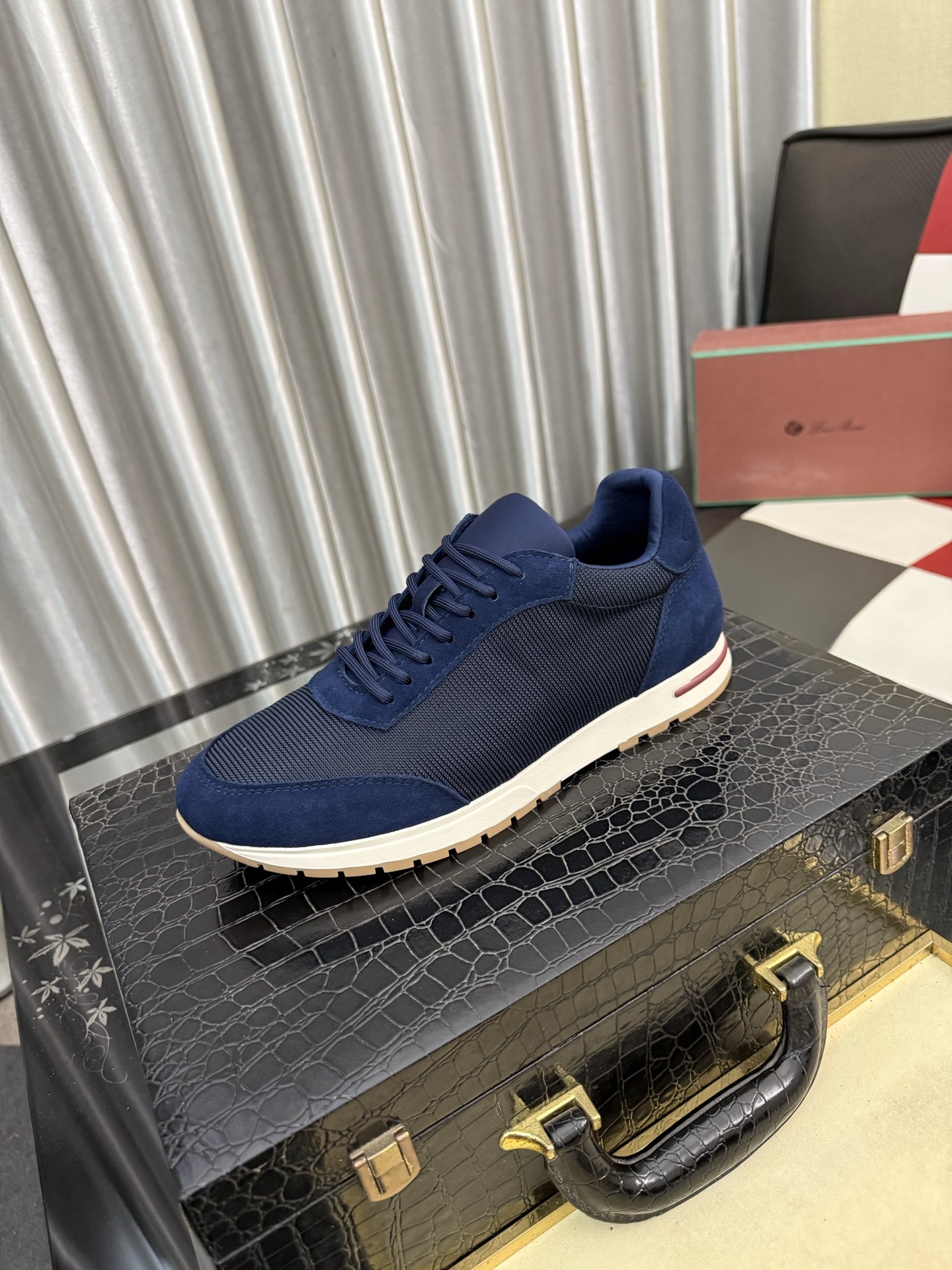 NO:782999,LP~. A must-have casual shoe for trendy men. Original brand imported from Italy, imported fly-knit upper, pig lining (refuses to discolor and grind the feet). The sole is specially provided by the original factory. Original air cushion sole, French lazy style design. Fits the feet. Original quality. Super comfortable original sole. Number of sizes: 36-464 colors available, loro piana19860909LP～.休闲鞋潮男必备款 意大利进口原版品牌,进口飞织鞋面,猪里（拒绝脱色磨脚）鞋底原厂特供原版气垫底,法国懒人风格设计 贴脚 在贴原单品质 超舒服原版底 .码数36-464色可选,,loro piana,Men's shoes