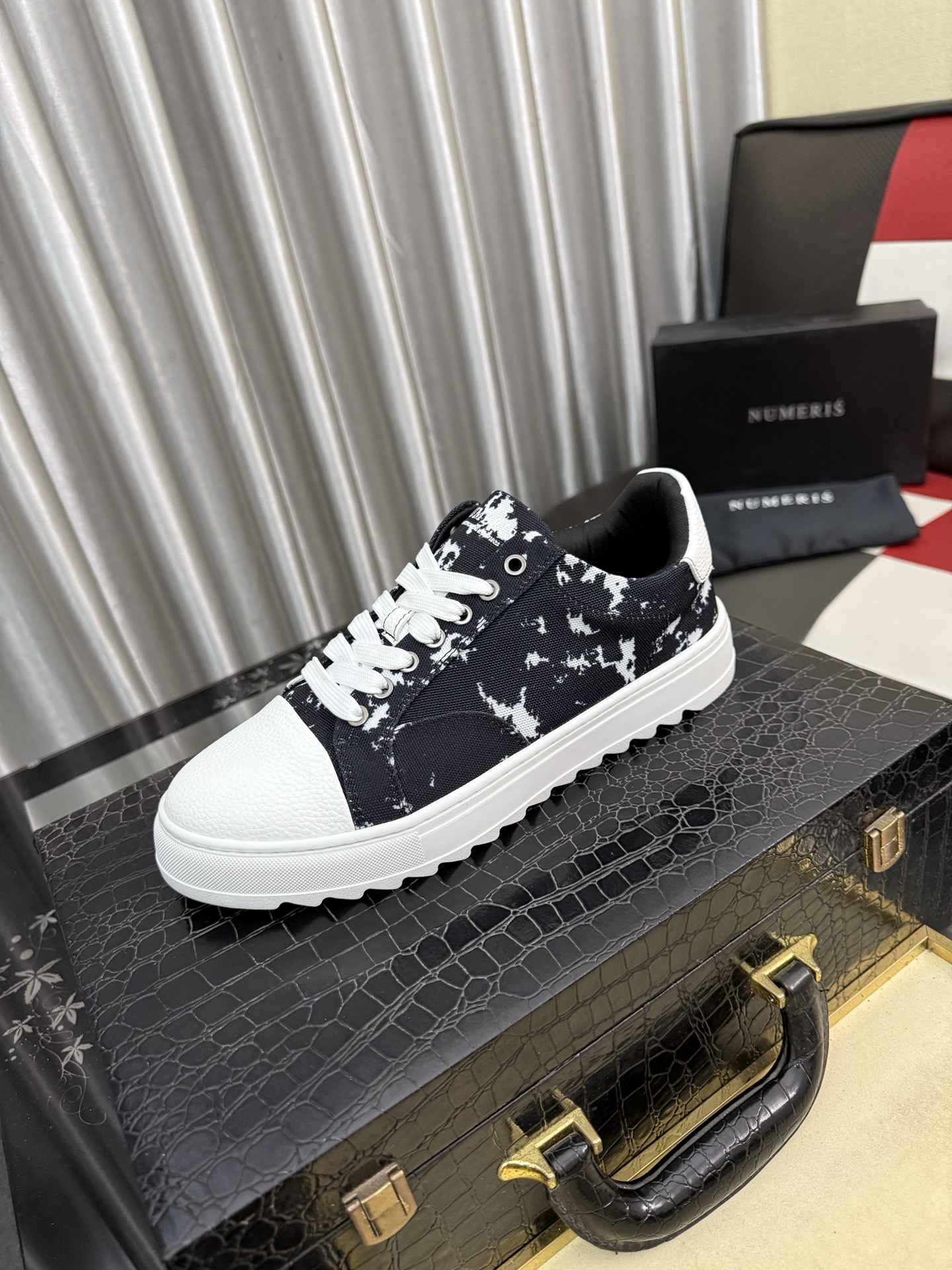 NO:783012,Numeris Couple Style is carefully crafted from printed denim fabrics and other materials. The fabric is embellished with contrasting beige stitching jacquard, recalling the details of classic low-cut canvas shoes, such as front laces with eyelets, white rubber soles with contrasting panels, round reinforced toes and leather rear pull tabs. With technical fabric lining, it can be matched with casual outfits to create a sophisticated look. Size 38-44,19860909Numeris情侣款 印花牛仔面料等材质精心制作,面料点缀以对比鲜明的米色缝线提花,回溯经典的低帮帆布鞋细节,如正面鞋带搭配孔眼、白色橡胶鞋底搭配对比鲜明的镶片、圆形加固鞋头和皮革后侧提拉环.搭配科技面料里料,可与休闲装扮搭配,打造精致造型. 码数38-44,,Men's shoes