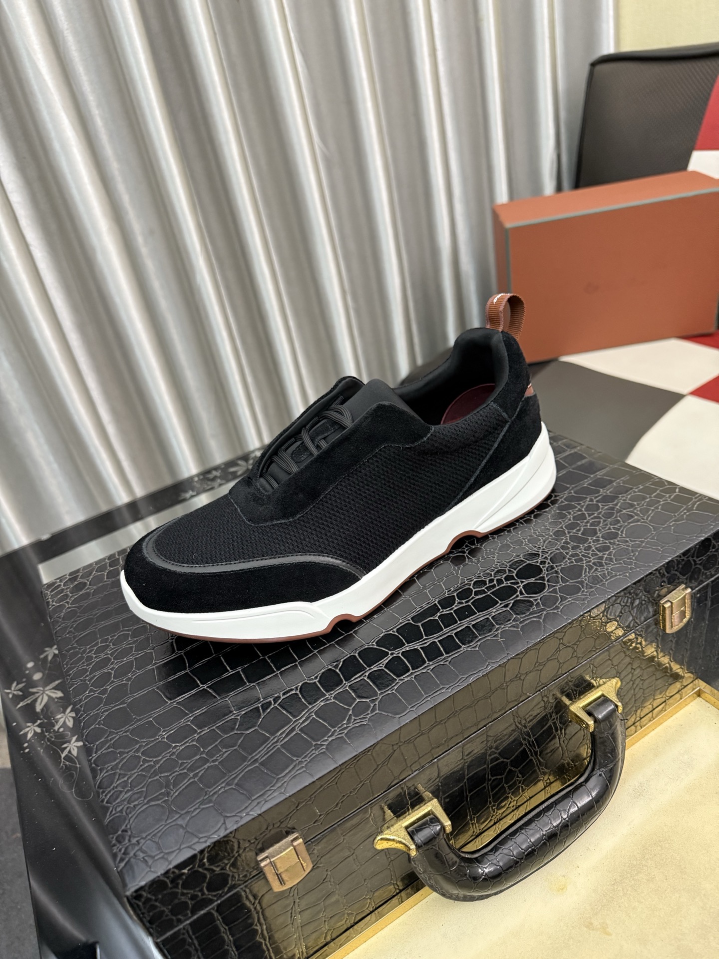 NO:783565,LoroPiana WeekendWalk men's new thick-soled sports shoes, LP lace-up casual shoes that are as comfortable as clouds!  The upper is made of cowhide, highlighting the sporty style. The lightweight sole adds a touch of modernity to the shoes. The original box packaging at the counter comes with a dust bag!  Size38-445 colors available,,loro piana,loro piana,sneakers,cowhide19860909LoroPiana/诺悠翩雅 WeekendWalk男士新款厚底运动鞋,上脚踩云朵般舒服的LP系带休闲鞋！鞋面头层牛皮打造,突显运动风范.轻盈的鞋底则更为鞋子添增了一线现代感.专柜原盒包装附防尘袋 ！ Size38-445色可选,,loro piana,loro piana,sneakers,cowhide,Men's shoes