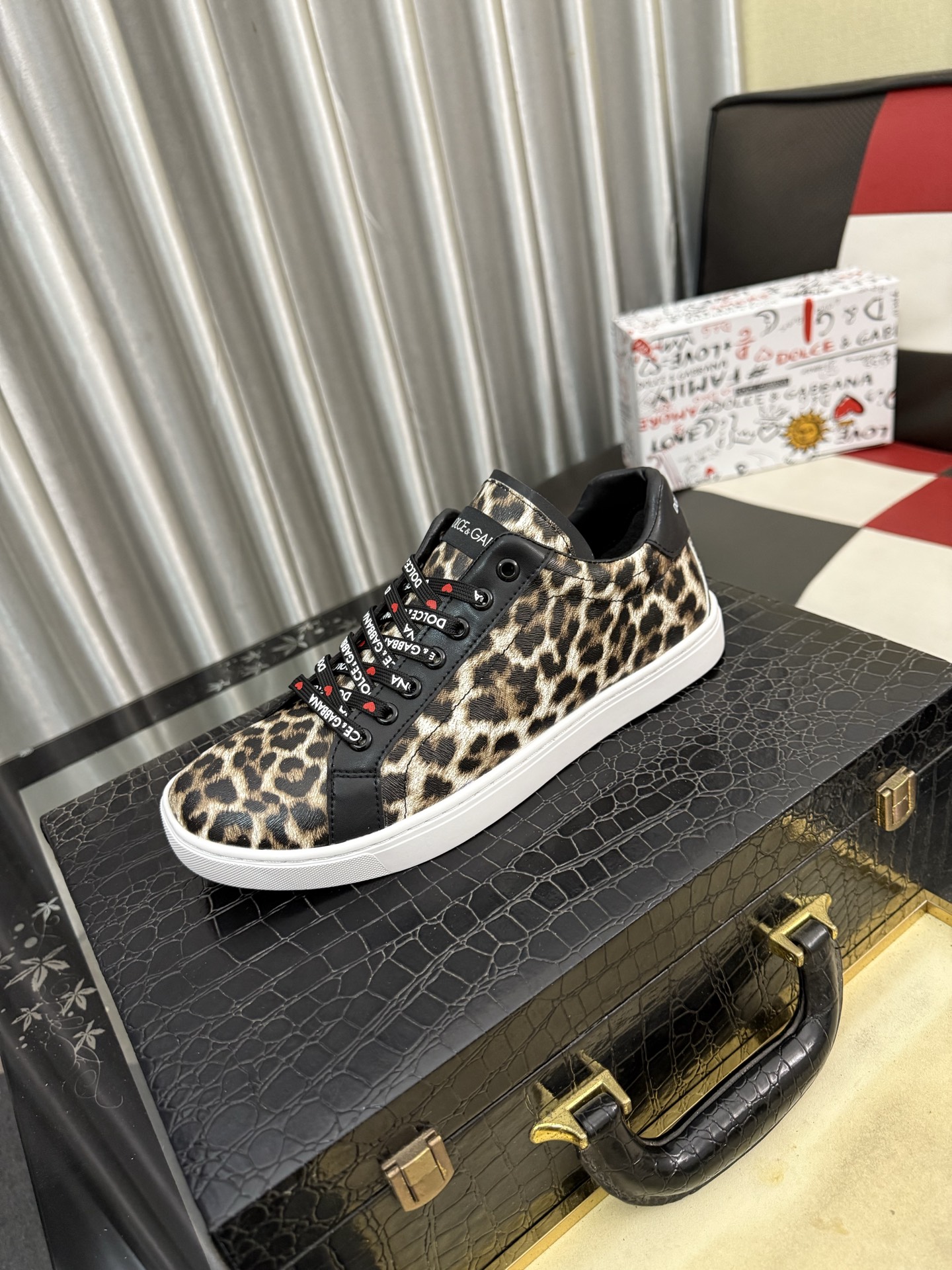 NO:783570,DG's latest popular casual shoes, the tongue has the brand's iconic details, and the combination of silk cowhide and cowhide velvet enhances the style. Fashionable and versatile, it can add luster to various looks. It creates a unique dynamic, energetic and modern exquisite design, showing a modern and elegant style. Size36-46,,cowhide19860909DG最新爆款休闲鞋,鞋舌带有品牌标志性细节,丝绸牛皮与牛反绒相结合提升格调.时尚百搭,可为各式造型增光添彩.塑造独具动感活力与摩登气息的精致设计,尽显现代优雅格调. Size36-46,,cowhide,Men's shoes