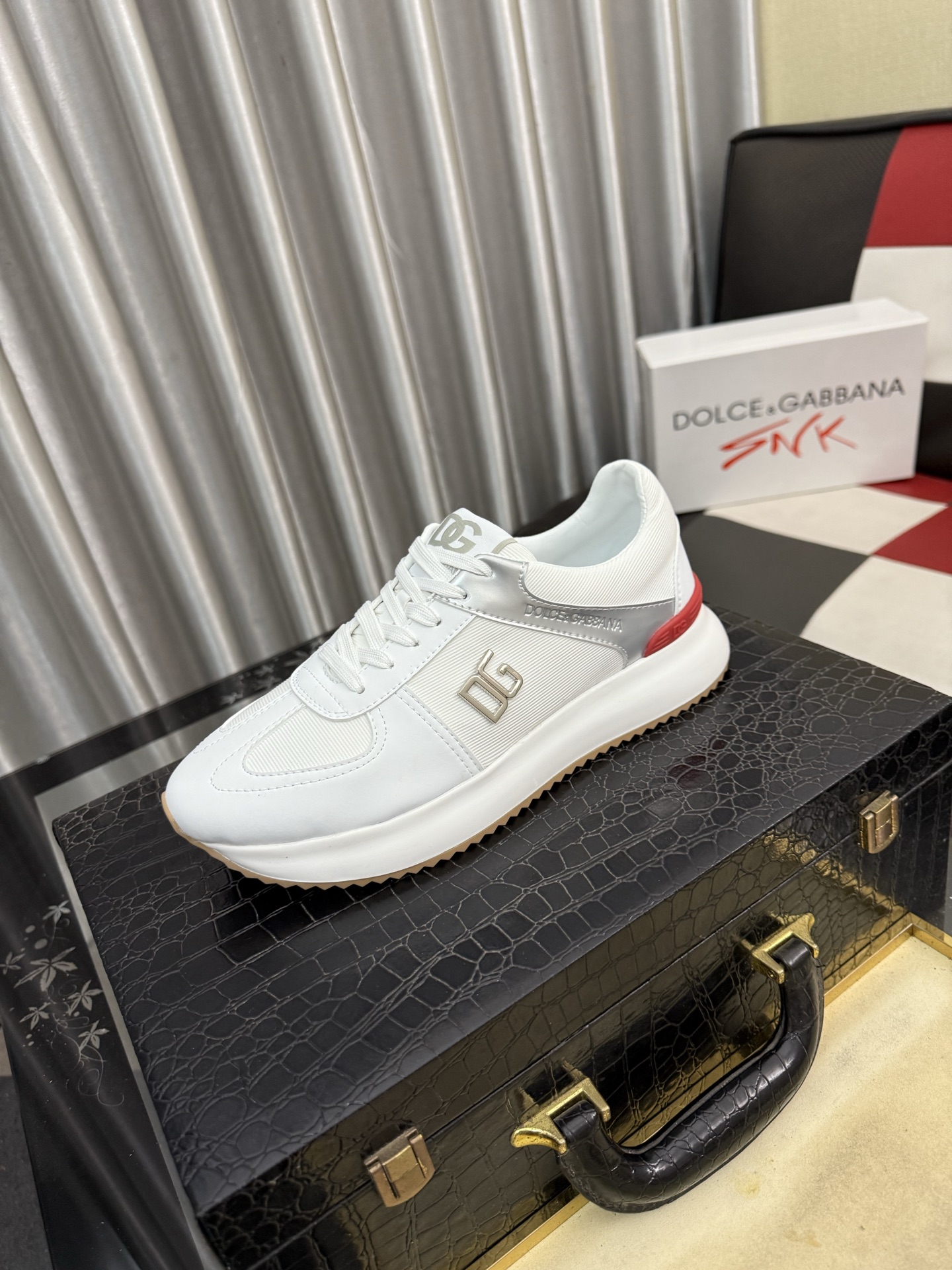 NO:783575,DG's latest popular casual shoes, the tongue has the brand's iconic details, and the combination of silk cowhide and cowhide velvet enhances the style. Fashionable and versatile, it can add luster to various looks. It creates a unique dynamic, energetic and modern exquisite design, showing a modern and elegant style. Size38-46,,cowhide19860909DG最新爆款休闲鞋,鞋舌带有品牌标志性细节,丝绸牛皮与牛反绒相结合提升格调.时尚百搭,可为各式造型增光添彩.塑造独具动感活力与摩登气息的精致设计,尽显现代优雅格调. Size38-46,,cowhide,Men's shoes
