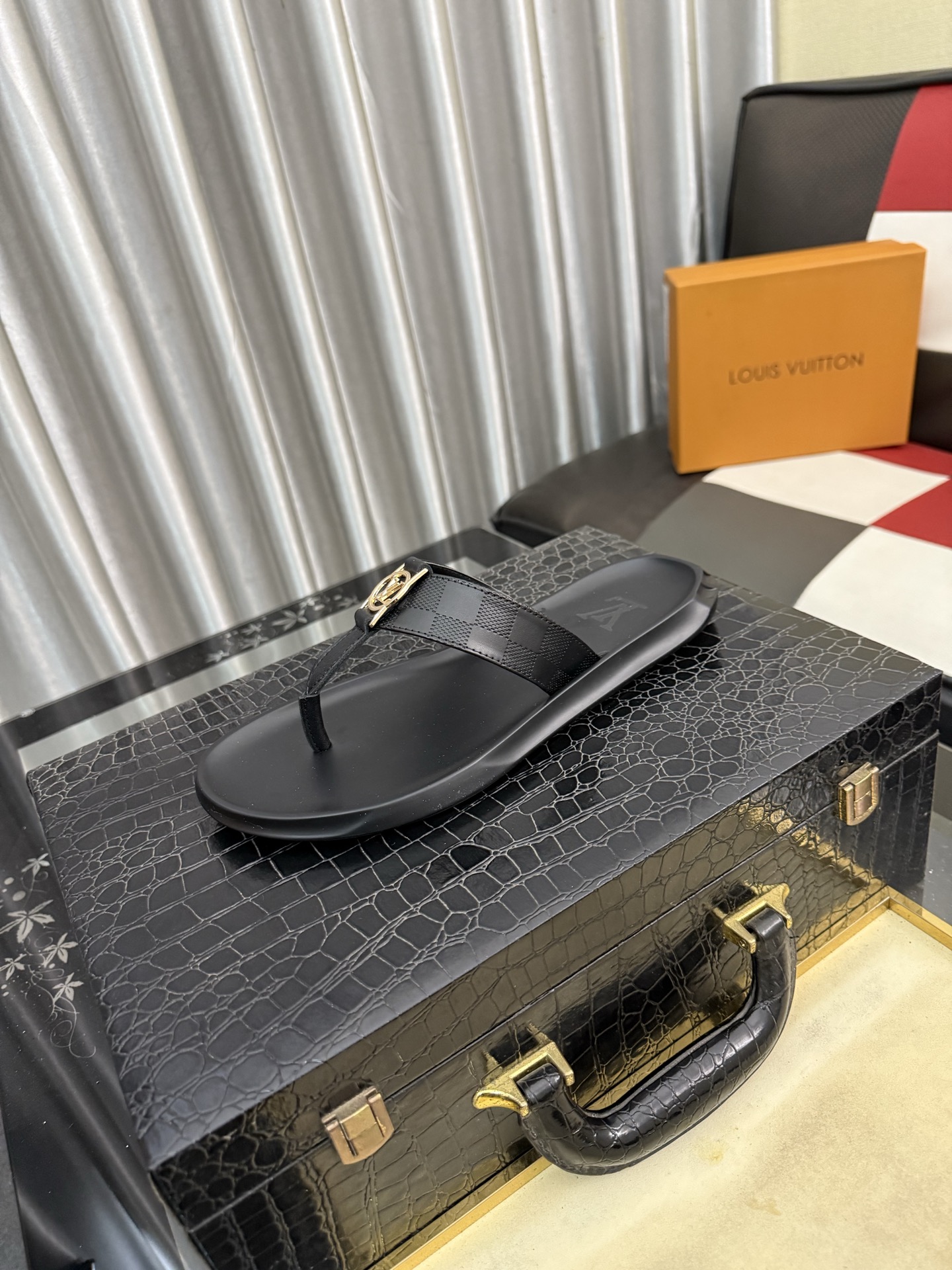 NO:783581,(LV-Louis Vuitton) New men's sandals, high-end boutique, exquisite embossed logo decoration on the upper, fine workmanship, super soft soles, casual, loose and comfortable, a must-have in summer!  nsize38-44,,louis vuitton,louis vuitton,slippers19860909（lv-路易威登）新品男士凉拖鞋,高端精品,鞋面精致压花logo装饰,精细做工,鞋底超软,休闲宽松舒适型,夏季必入哦！nsize38-44,,louis vuitton,louis vuitton,slippers,Men's shoes