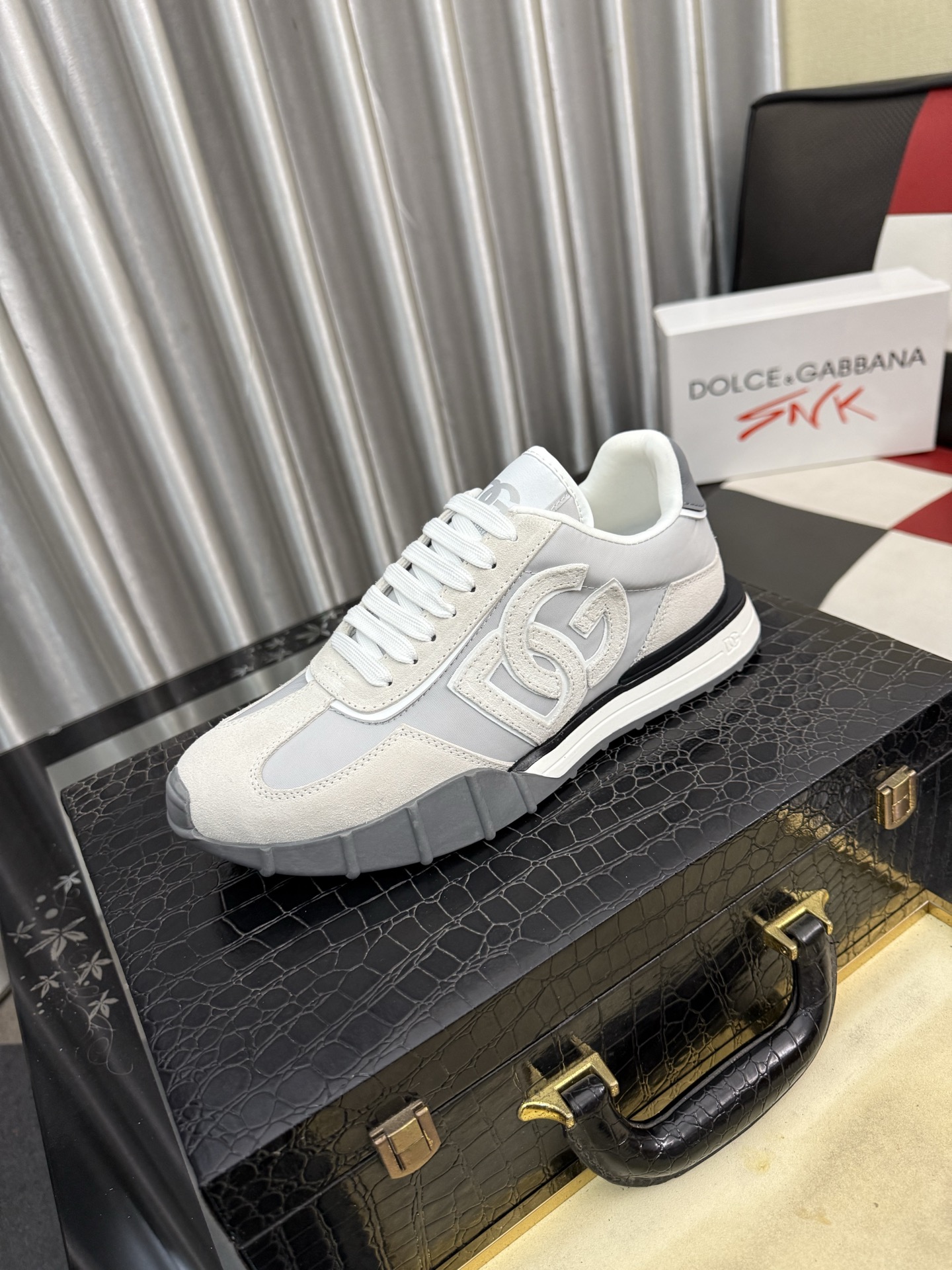 NO:783546,DG's latest popular casual shoes, the tongue has the brand's iconic details, and the combination of silk cowhide and cowhide velvet enhances the style. Fashionable and versatile, it can add luster to various looks. It creates a unique dynamic, energetic and modern exquisite design, showing a modern and elegant style. Size36-46,,cowhide19860909DG最新爆款休闲鞋,鞋舌带有品牌标志性细节,丝绸牛皮与牛反绒相结合提升格调.时尚百搭,可为各式造型增光添彩.塑造独具动感活力与摩登气息的精致设计,尽显现代优雅格调. Size36-46,,cowhide,Men's shoes