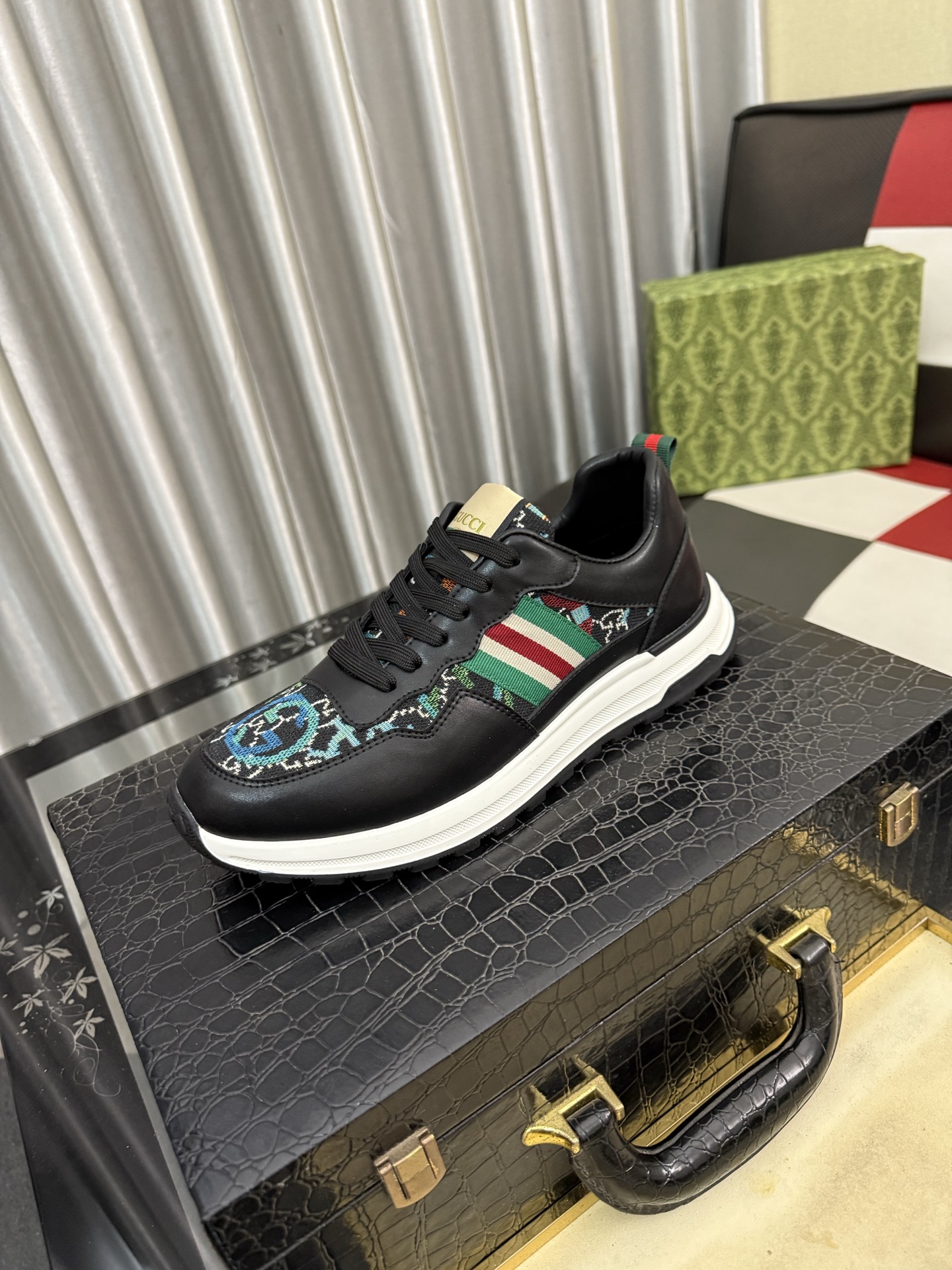 NO:783753,[GUCCI] Gucci men's casual shoes are absolutely popular and the ultimate matching item for trendy men!  The charm of super texture is irresistible, the main recommendation, the flower leather color is bright!  The upper is made of high-quality cowhide + brand printed fabric, sheepskin feet, wear-resistant rubber sole, noble and elegant!  Extremely comfortable, you can be as handsome as you want. 38-442 colors available, gucci, cowhide, sheepskin19860909【GUCCI】古奇男鞋休闲鞋绝对火爆潮男的极致搭配单品！超质感魅力挡不住,主推款,花皮色彩亮丽！鞋面选用优质牛皮+品牌印花面料,羊皮垫脚, 耐磨橡胶底,高贵典雅！舒适度爆棚想怎么帅就怎么帅 38-442色可选,,gucci,cowhide,sheepskin,Men's shoes