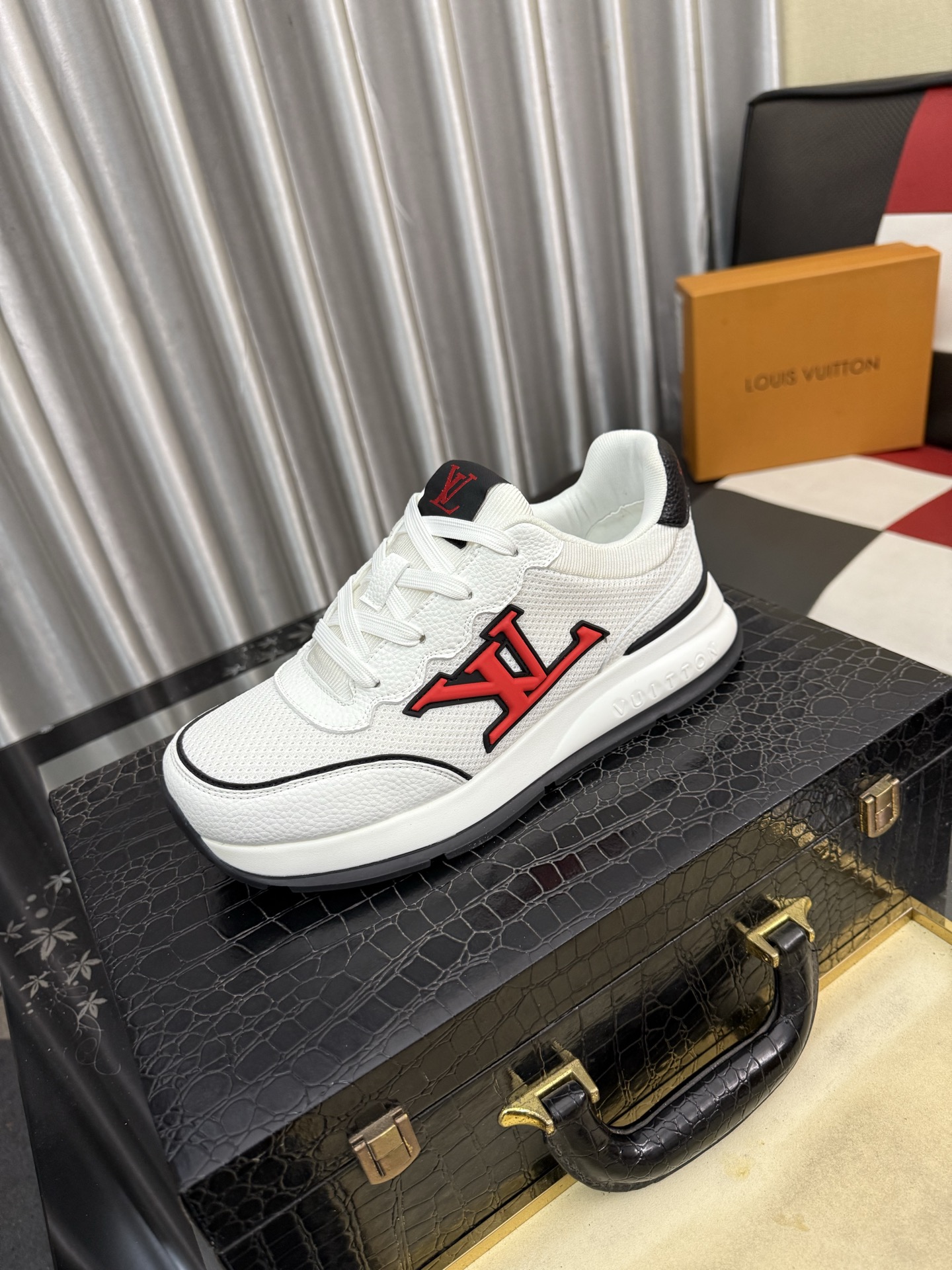 NO:783760,LV Louis Vuitton. The latest trendy shoes and casual shoes are popular in physical stores. New spring and summer comfortable imported custom original cowhide, unique jacquard fabric element design. With sheepskin lining, LV original bottom, [sun][sun] high-end packaging high-quality details determine the quality, you can enter and exit the counter at will, welcome to compare code numbers 38-444 colors available, louis vuitton, louis vuitton, cowhide, sheepskin19860909LV 路易威登.最新潮鞋休闲鞋实体店爆款.新品春夏季舒适进口定制原版牛皮,独特提花面料元素设计.搭配羊皮内里,Lv原版底,[太阳][太阳]高端包装高品质细节决定品质、可随意进出专柜,欢迎对比码数38-444色可选,,louis vuitton,louis vuitton,cowhide,sheepskin,Men's shoes