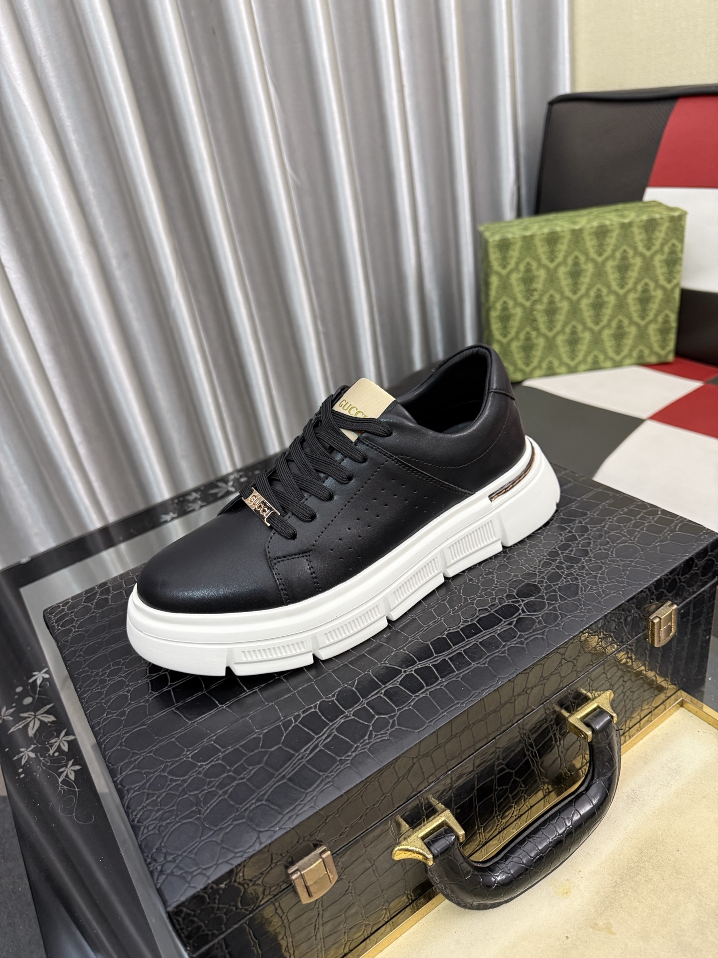 NO:828469,[GUCCI] Gucci men's casual shoes are absolutely popular and the ultimate matching item for trendy men!  The charm of super texture is irresistible, the main recommendation, the flower leather color is bright!  The upper is made of high-quality cowhide + brand printed fabric, sheepskin feet, wear-resistant rubber sole, noble and elegant!  Extremely comfortable, you can be as handsome as you want. 38-442 colors available, gucci, cowhide, sheepskin19860909【GUCCI】古奇男鞋休闲鞋绝对火爆潮男的极致搭配单品！超质感魅力挡不住,主推款,花皮色彩亮丽！鞋面选用优质牛皮+品牌印花面料,羊皮垫脚, 耐磨橡胶底,高贵典雅！舒适度爆棚想怎么帅就怎么帅 38-442色可选,,gucci,cowhide,sheepskin,Men's shoes