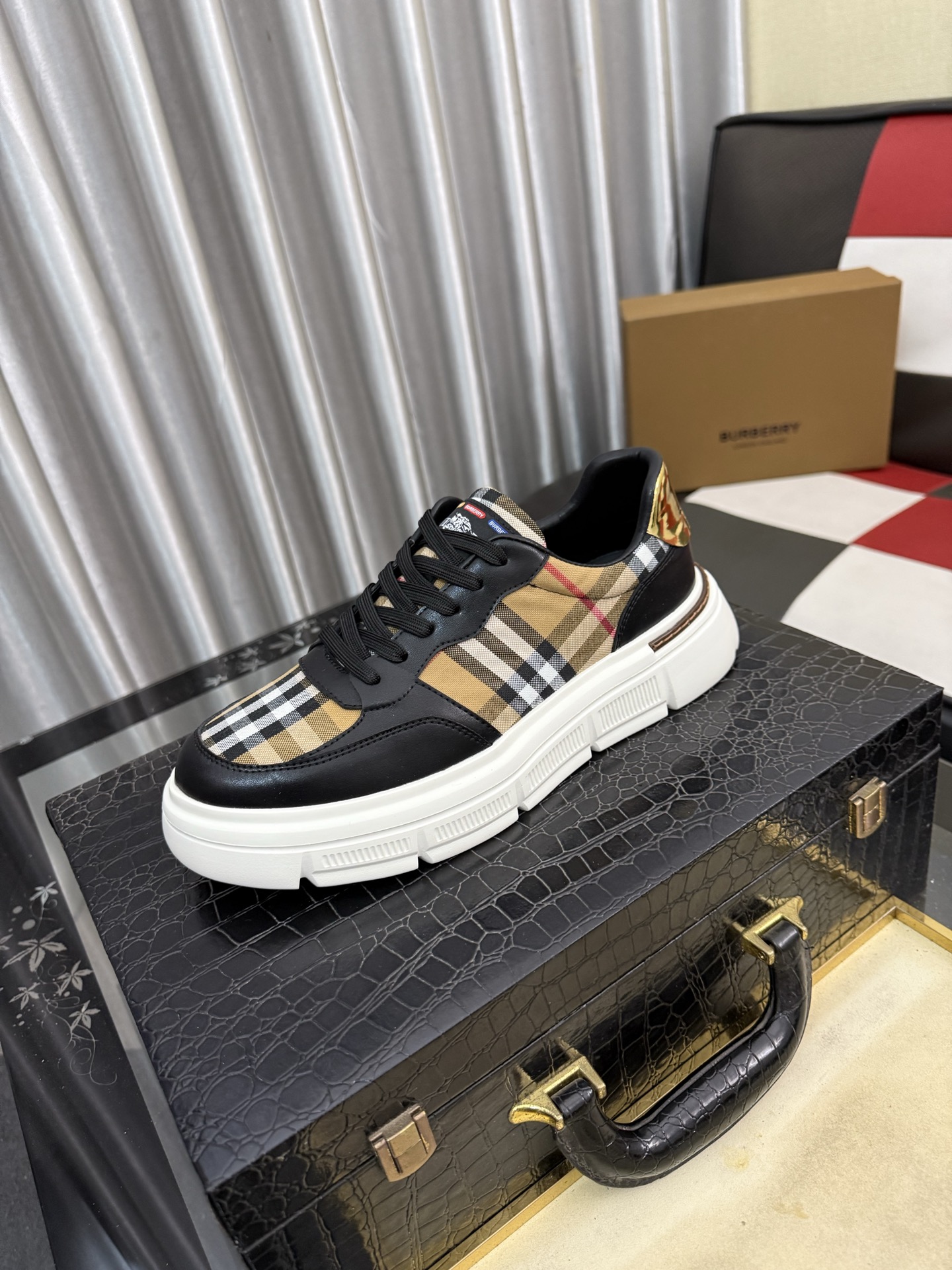 NO:828468,'Burberry' men's fashionable casual shoes, high-quality uppers made of imported Italian cowhide stitching printed fabrics, breathable lining + pigskin feet, fine workmanship, high-end atmosphere, fashionable model shape. Rubber wear-resistant outsole. Sizes 38-442 colors available, burberry, cowhide19860909《巴宝莉》男士时尚潮流休闲鞋,高品质鞋面采用进口意大利牛皮拼接印花面料,透气内里+猪皮垫脚,做工精细,高端大气,有时尚典范造型.橡胶耐磨大底.码数38-442色可选,,burberry,cowhide,Men's shoes