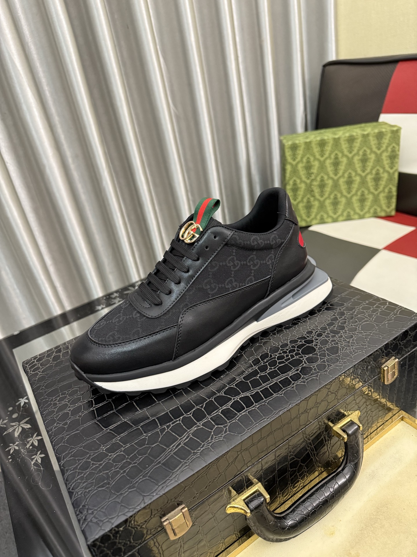 NO:828480,[GUCCI] Gucci men's casual shoes are absolutely popular and the ultimate matching item for trendy men!  The charm of super texture is irresistible, the main recommendation, the flower leather color is bright!  The upper is made of high-quality cowhide + brand printed fabric, sheepskin feet, wear-resistant rubber sole, noble and elegant!  Extremely comfortable, you can be as handsome as you want. 38-445 colors available, gucci, cowhide, sheepskin19860909【GUCCI】古奇男鞋休闲鞋绝对火爆潮男的极致搭配单品！超质感魅力挡不住,主推款,花皮色彩亮丽！鞋面选用优质牛皮+品牌印花面料,羊皮垫脚, 耐磨橡胶底,高贵典雅！舒适度爆棚想怎么帅就怎么帅 38-445色可选,,gucci,cowhide,sheepskin,Men's shoes