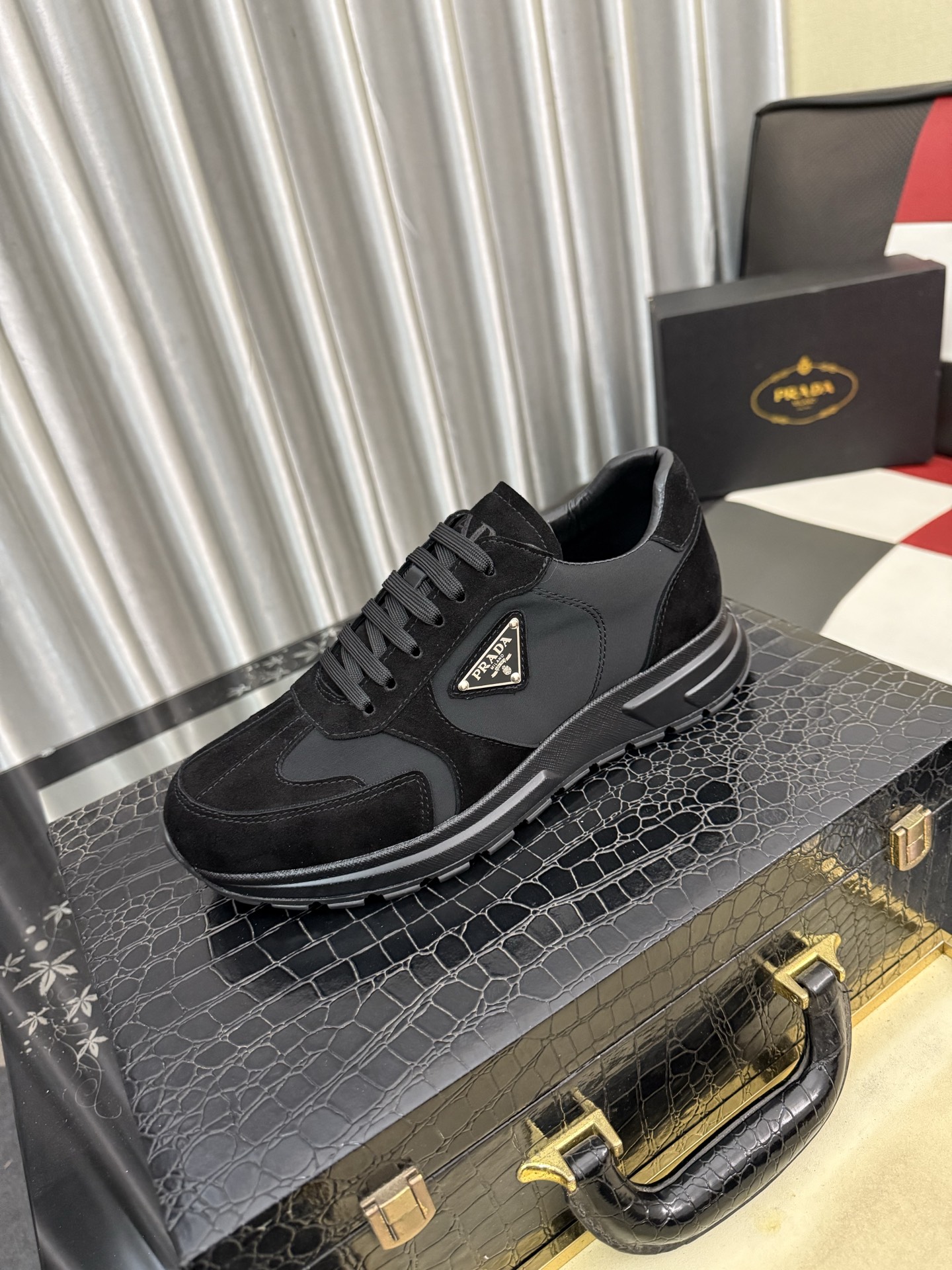 NO:828490,(Prada) The latest casual and fashionable men's shoes from the official website. The popular version is simple and elegant, exclusive for trendy men. The unique original decoration of the latest brand elements from the official website is fashionable and generous. The fabric is original first-layer cowhide and sheepskin lining. The official website specifies wear-resistant casual outsole. The classic model at the counter is shot in person and is available in 38-445 colors. Prada, cowhide, sheepskin19860909(普拉达)官网最新款休闲时尚男鞋,爆款版型简洁大气,潮男专属.独有的官网最新品牌元素元素原版装饰,时尚又大方,面料原版头层牛皮羊皮内里,官网指定耐磨休闲大底,专柜经典款实物拍摄38-445色可选,,prada,cowhide,sheepskin,Men's shoes