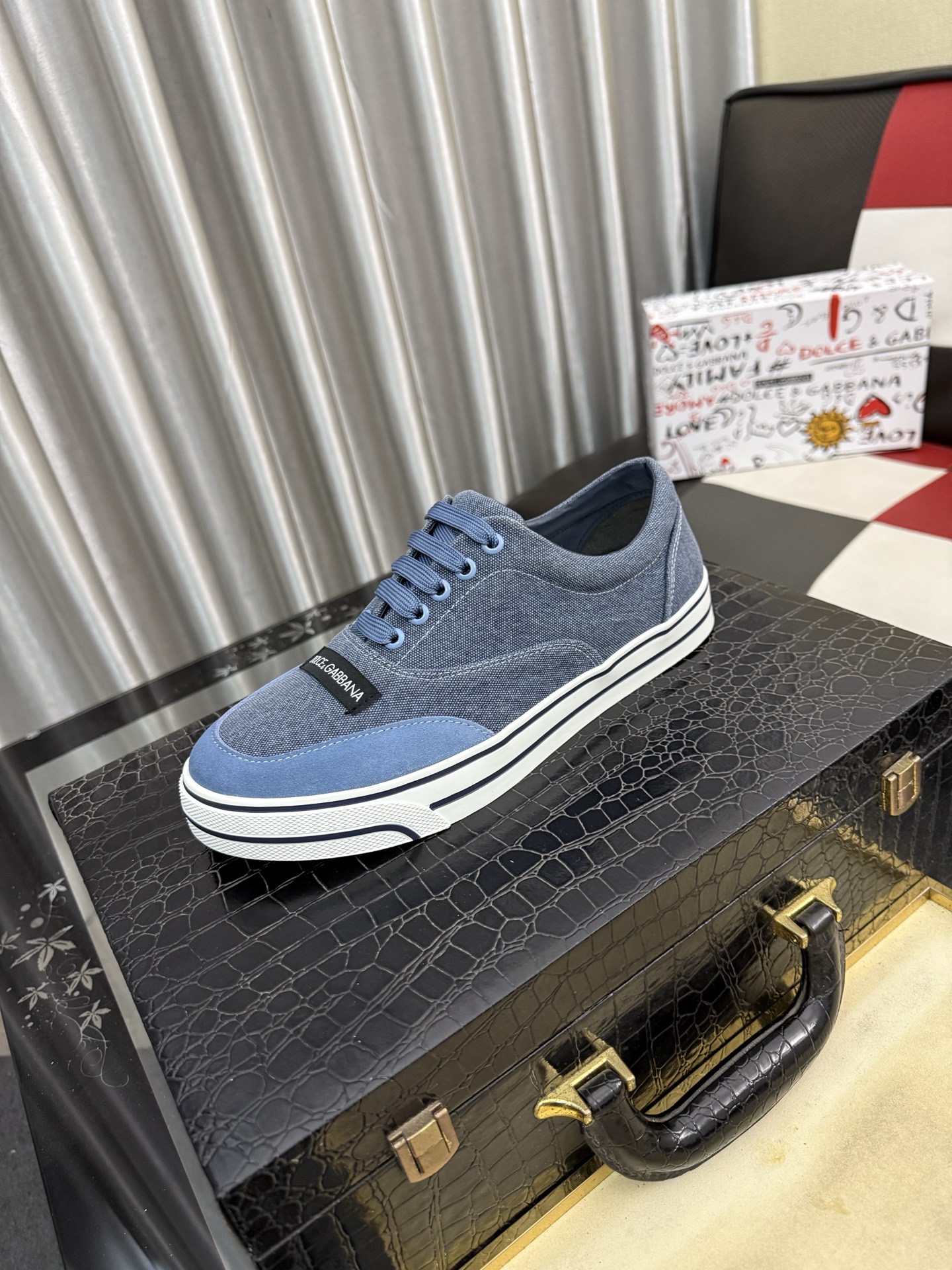 NO:828500,DG's latest popular casual shoes, the tongue has the brand's iconic details, and the combination of silk cowhide and cowhide velvet enhances the style. Fashionable and versatile, it can add luster to various looks. It creates a unique dynamic, energetic and modern exquisite design, showing a modern and elegant style. Size38-46,,cowhide19860909DG最新爆款休闲鞋,鞋舌带有品牌标志性细节,丝绸牛皮与牛反绒相结合提升格调.时尚百搭,可为各式造型增光添彩.塑造独具动感活力与摩登气息的精致设计,尽显现代优雅格调. Size38-46,,cowhide,Men's shoes