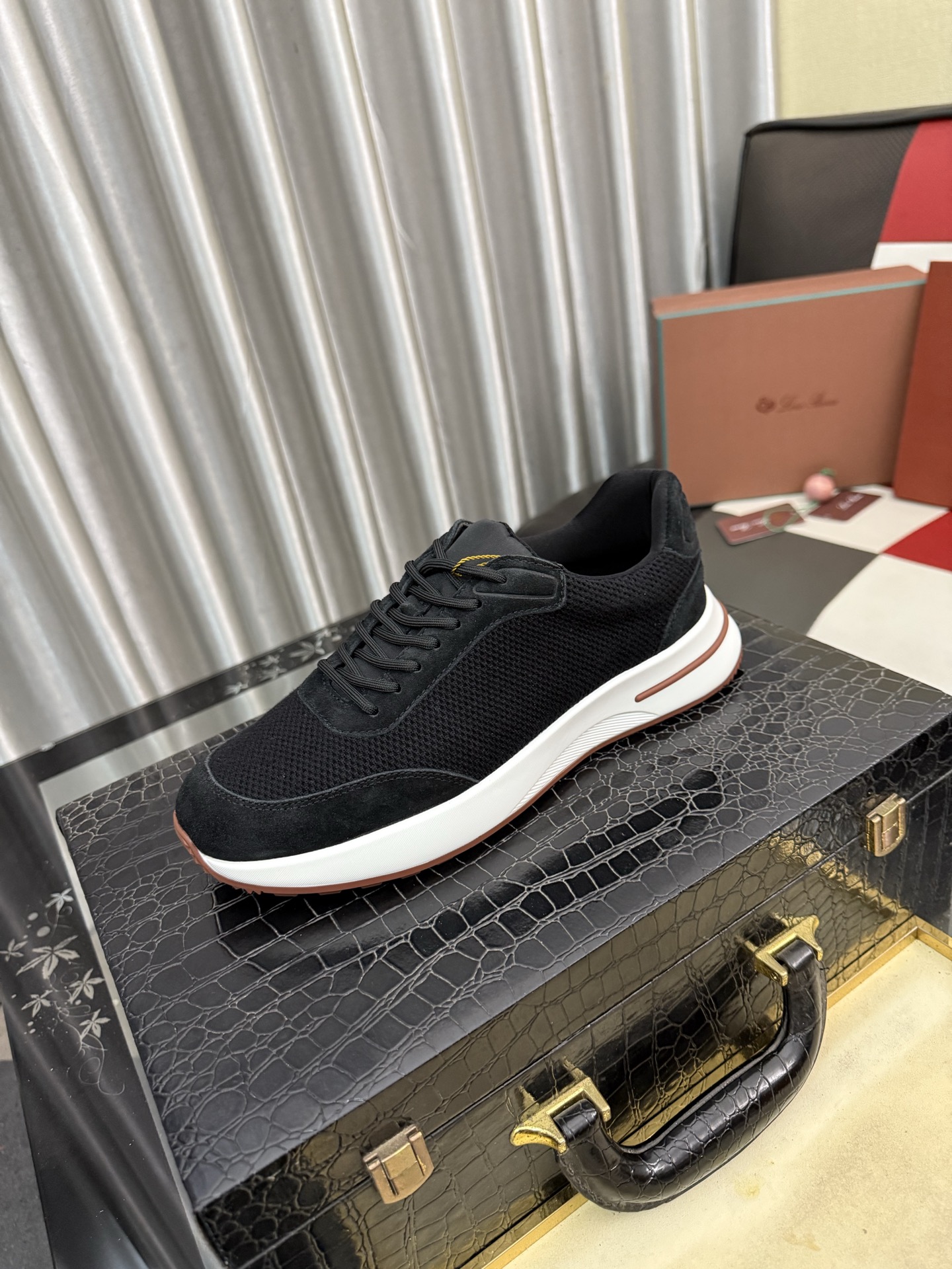 NO:828861,LP~. A must-have casual shoe for trendy men. Original brand imported from Italy, imported original leather, pig lining (refuses to discolor and grind the feet). Original factory special air cushion sole, French lazy style design. Fits the feet. Original quality. Super comfortable original sole. Size 38-44, loro piana19860909LP～.休闲鞋潮男必备款 意大利进口原版品牌,进口原版皮,猪里（拒绝脱色磨脚）鞋底原厂特供原版气垫底,法国懒人风格设计 贴脚 在贴原单品质 超舒服原版底 .码数38-44,,loro piana,Men's shoes