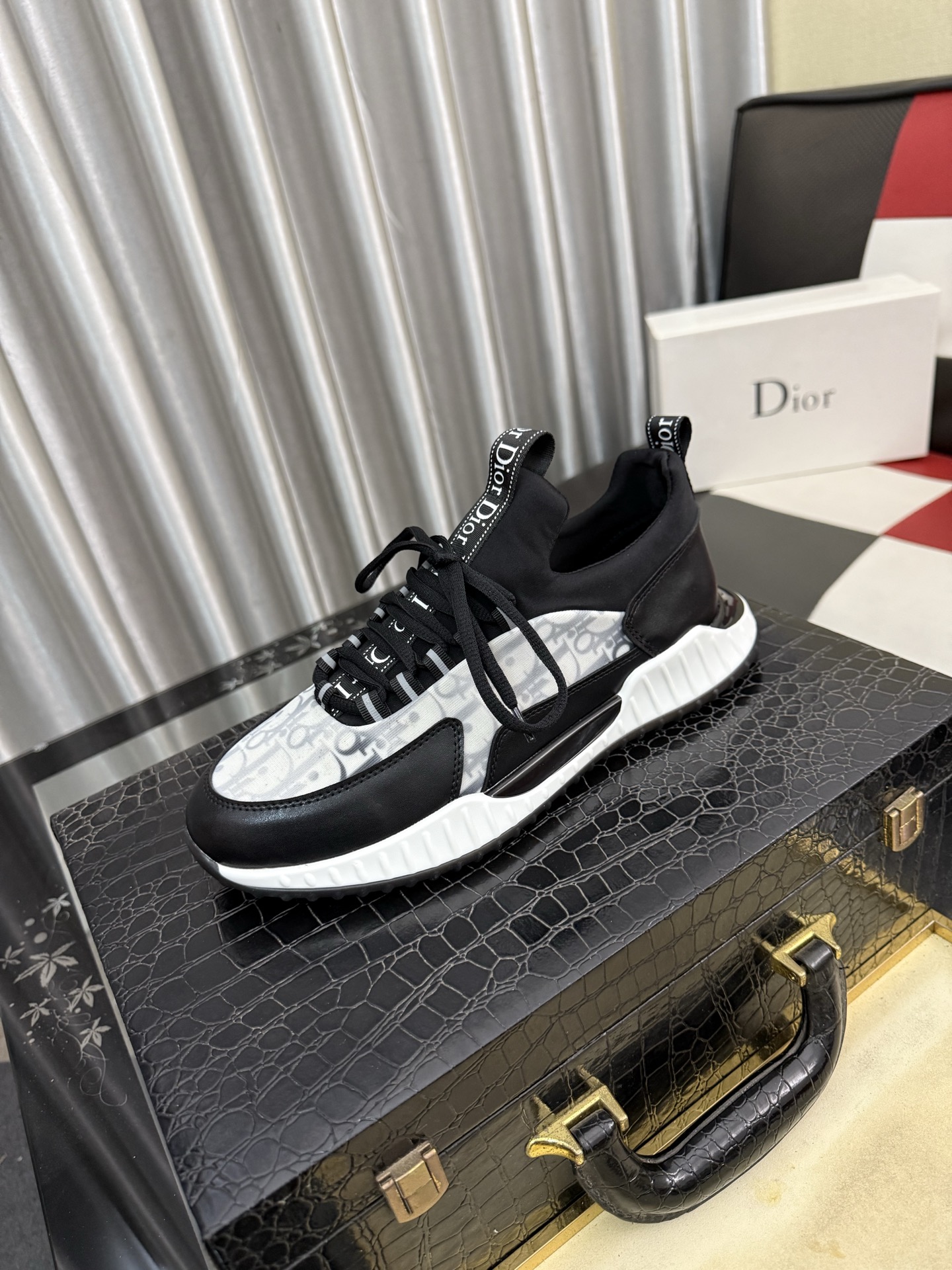 NO:828781,[Dior] Dior's new men's genuine leather casual shoes, the highest version on the market, any comparison is welcome!  The original leather has excellent texture and is super high-grade!  Fetal sheep net lining imported from Italy, removable pad!  Luxurious materials and fine workmanship, highly recommended!  Size 38-442 colors available, dior, dior19860909【Dior】迪奥新款男士真皮休闲鞋,市面最高版本 、欢迎任意对比！原版皮料质感极佳,超上档次！意大利进口胎羊网内里,可拆式垫！奢华用料、精细做工,极力推荐入手！码数38-442色可选,,dior,dior,Men's shoes
