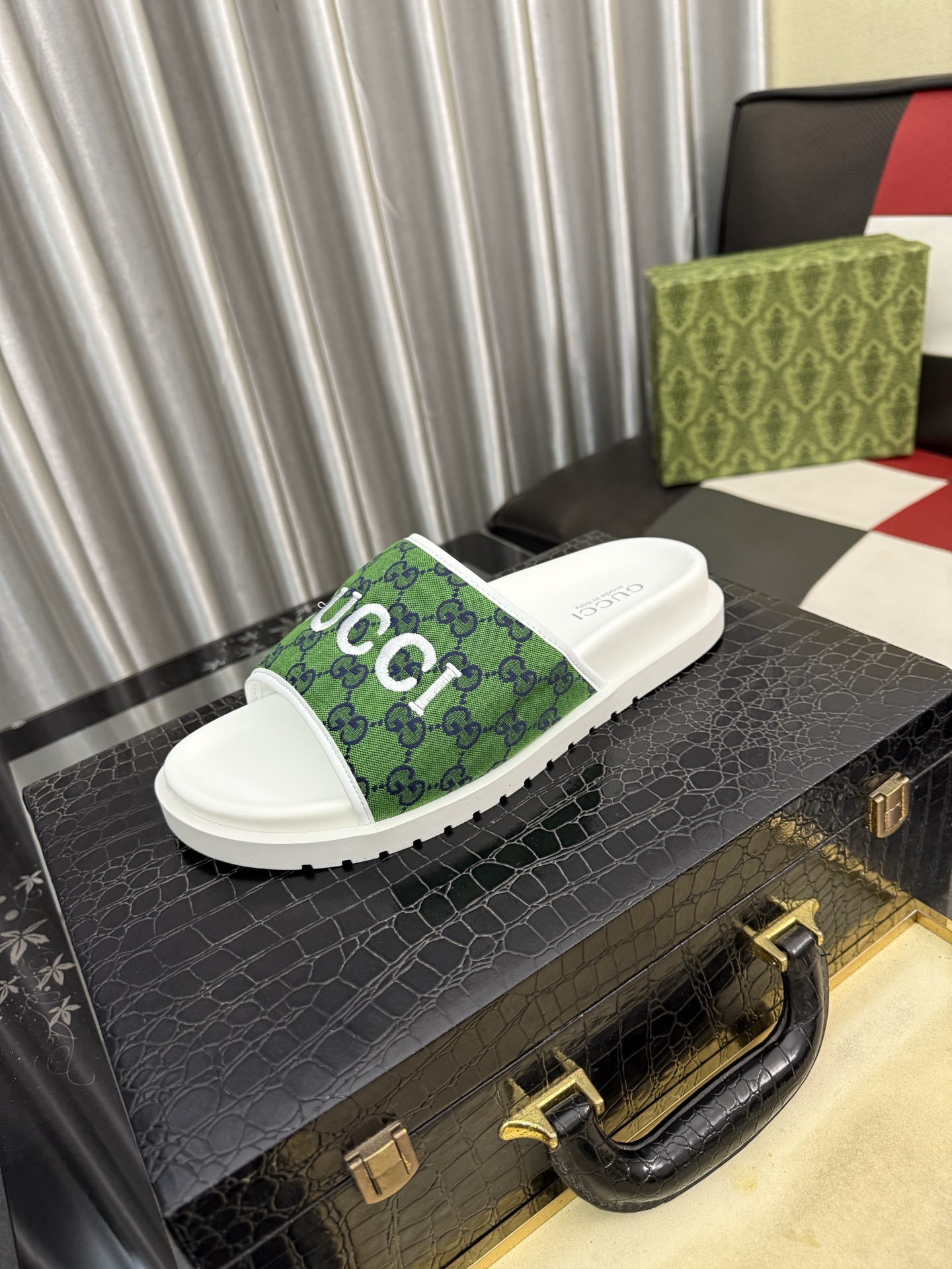 NO:829468,The latest Gucci slippers, Gucci Gucci, original 1.1 customized, cowhide embossed upper, super quality, classic counter style, original special material. Size 38-45,, gucci, gucci, slippers, cowhide19860909最新款古奇拖鞋,Gucci古驰,原版1.1订做,牛皮压花鞋面,超美品质,专柜经典款,原版特殊材料.码数38-45码,,gucci,gucci,slippers,cowhide,Men's shoes