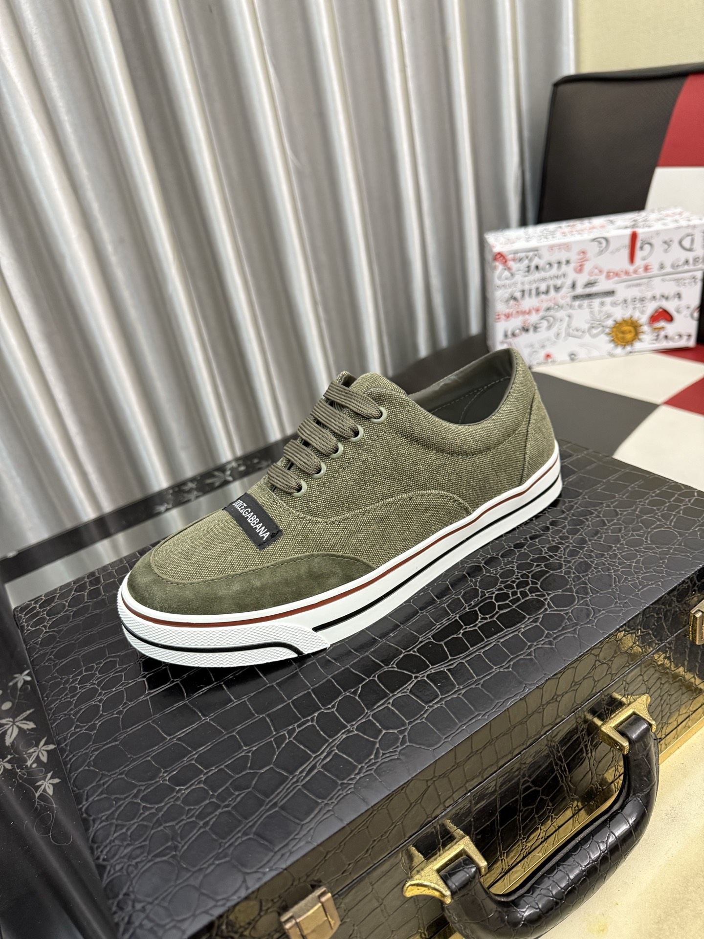 NO:829393,DG's latest popular casual shoes, the tongue has the brand's iconic details, and the combination of silk cowhide and cowhide velvet enhances the style. Fashionable and versatile, it can add luster to various looks. It creates a unique dynamic, energetic and modern exquisite design, showing a modern and elegant style. Size38-46,,cowhide19860909DG最新爆款休闲鞋,鞋舌带有品牌标志性细节,丝绸牛皮与牛反绒相结合提升格调.时尚百搭,可为各式造型增光添彩.塑造独具动感活力与摩登气息的精致设计,尽显现代优雅格调. Size38-46,,cowhide,Men's shoes