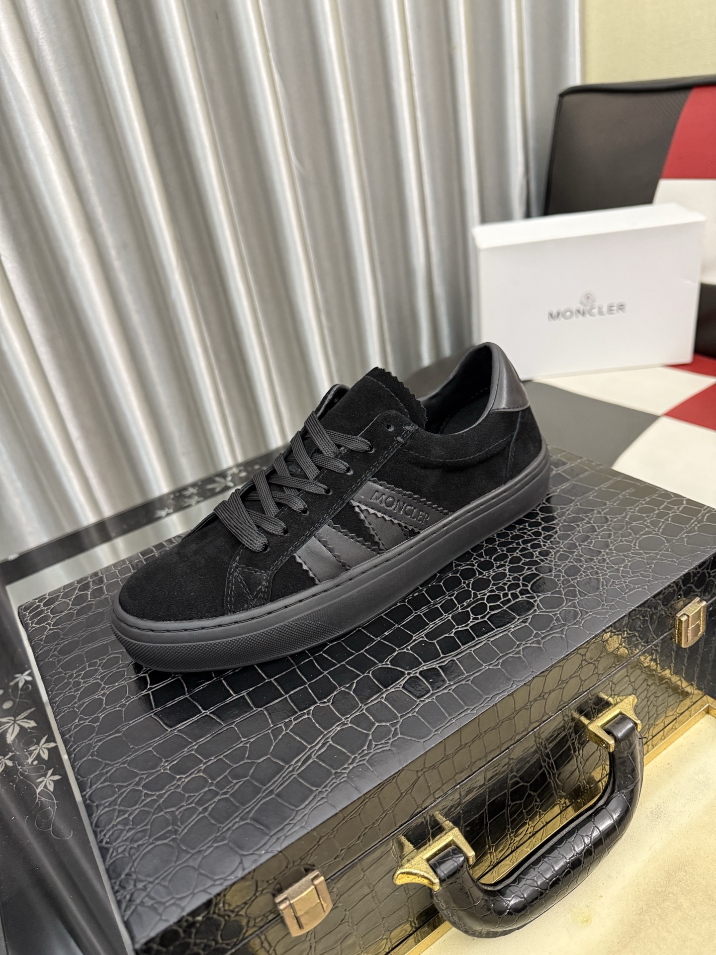 NO:829416,[MONCLER] Same style as the official website. High-quality men's shoes. Made of custom-made calfskin. Mesh breathable inner leather insole. Original open-mold non-slip outsole style. Men's casual sports shoes. Lace-up men's shoes series. European and American trend style. Randomly matched. Comfortable foot feel. Standard size 38-46, Moncler, sneakers, cowhide.19860909【MONCLER】蒙口、官网同款 高品质男鞋 材料定制小牛皮 网布透气内里真皮鞋垫 原版开模防滑大底款式类型男士休闲运动鞋 系带款男鞋系列 欧美潮流风格 随意搭配 脚感舒适、标准码38-46,,Moncler,sneakers,cowhide,Men's shoes