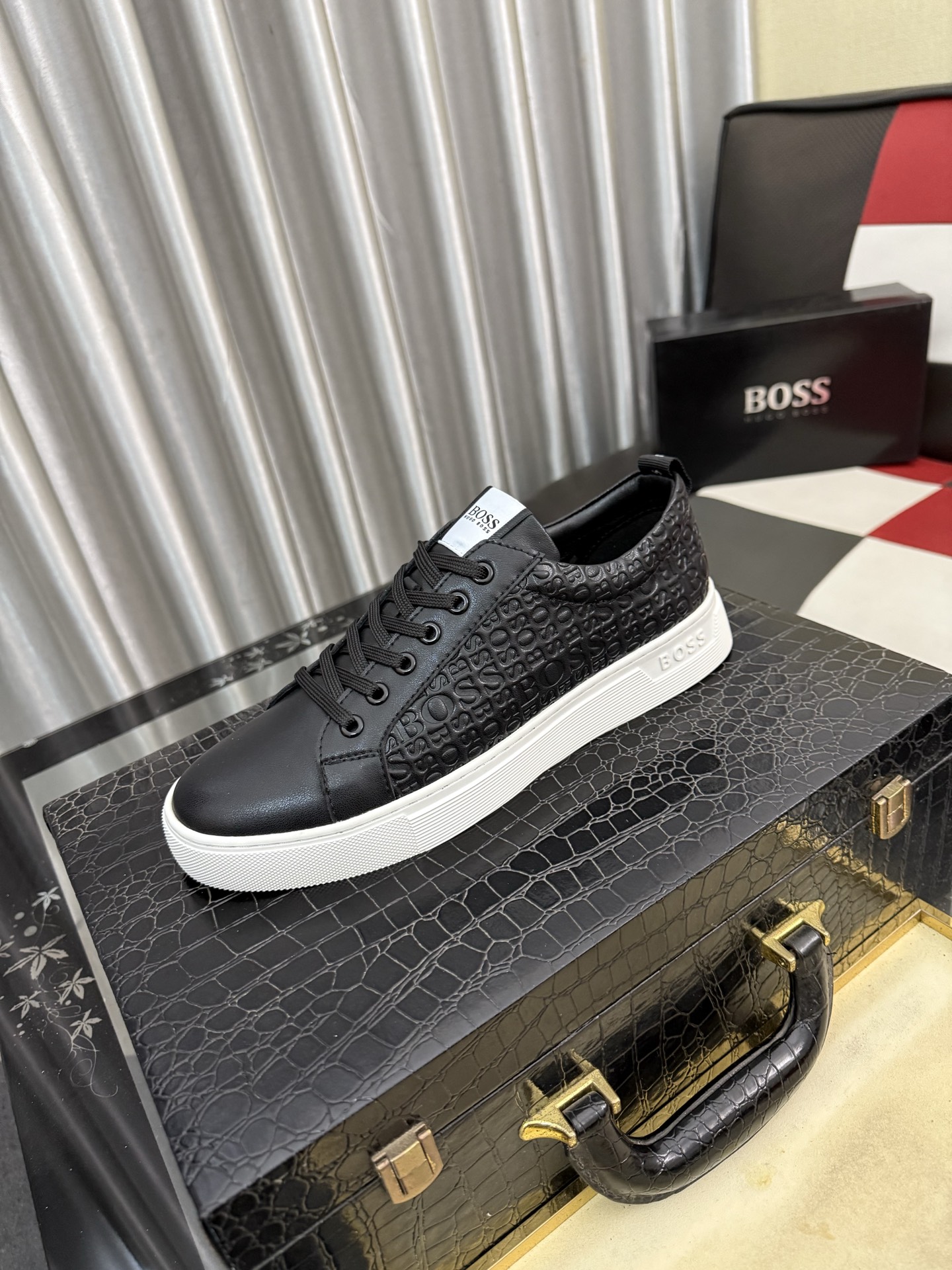 NO:829441,[BOOS] Men's casual shoes are made of imported calfskin uppers, ultra-breathable and comfortable, fine workmanship and high-end atmosphere. They have a fashionable model shape. The foamed transparent wear-resistant outsole is comfortable to wear and worth owning. Available in 38-443 colors, cowhide19860909【BOOS】男鞋休闲鞋原单品质鞋面采用进口小牛皮,超透气舒适内里做工精细,高端大气.有时尚典范造型.发泡透明耐磨大底,穿着舒适,值得拥有.码数38–443色可选,,cowhide,Men's shoes