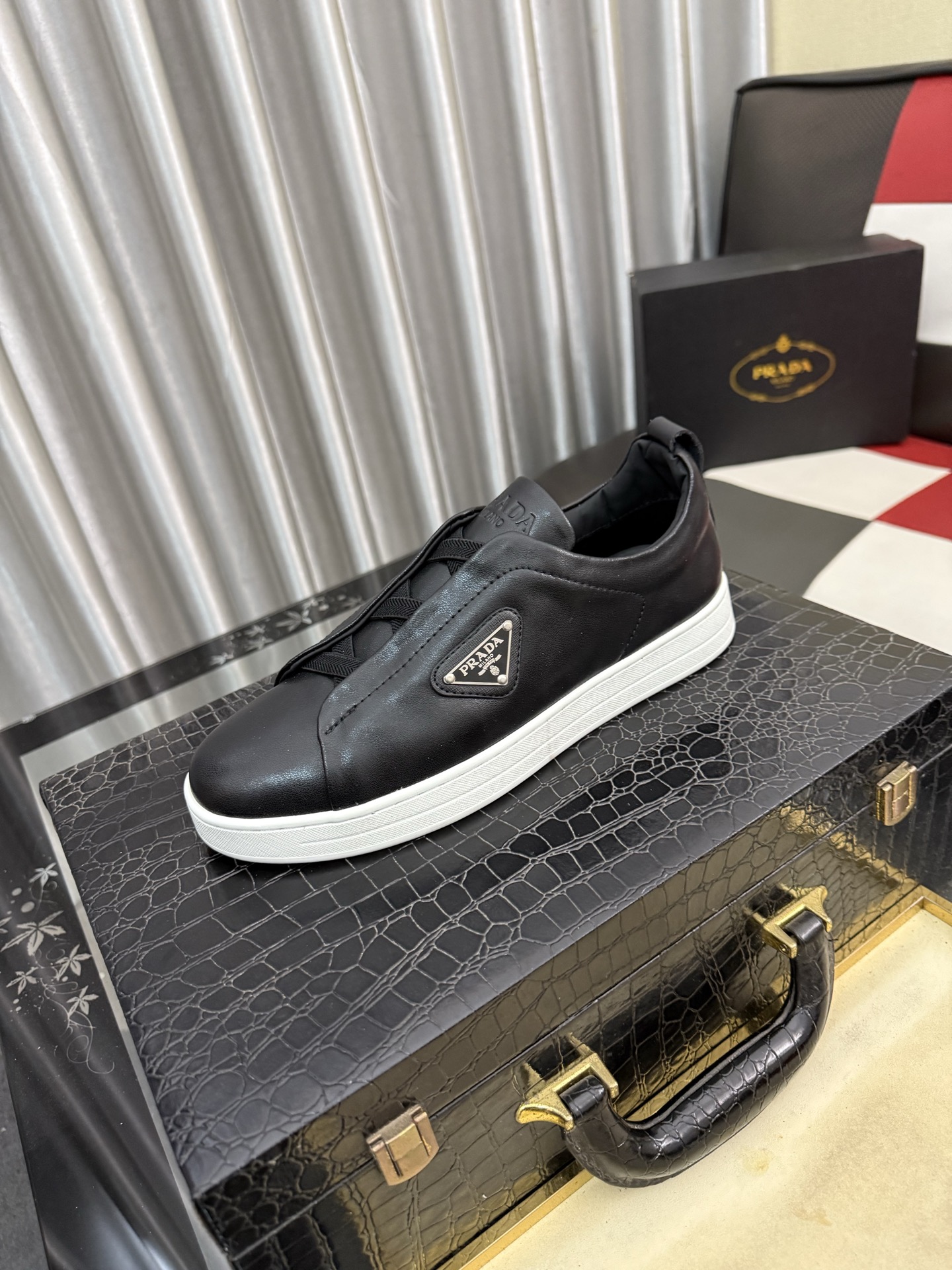 NO:829450,(Prada) The latest casual and fashionable men's shoes from the official website. The popular version is simple and elegant, exclusive for trendy men. The unique original decoration of the latest brand elements from the official website is fashionable and generous. The fabric is original first-layer cowhide and sheepskin lining. The official website specifies wear-resistant casual outsole. The classic model at the counter is shot in real life and is available in 38-442 colors. Prada, cowhide, sheepskin19860909(普拉达)官网最新款休闲时尚男鞋,爆款版型简洁大气,潮男专属.独有的官网最新品牌元素元素原版装饰,时尚又大方,面料原版头层牛皮羊皮内里,官网指定耐磨休闲大底,专柜经典款实物拍摄38-442色可选,,prada,cowhide,sheepskin,Men's shoes