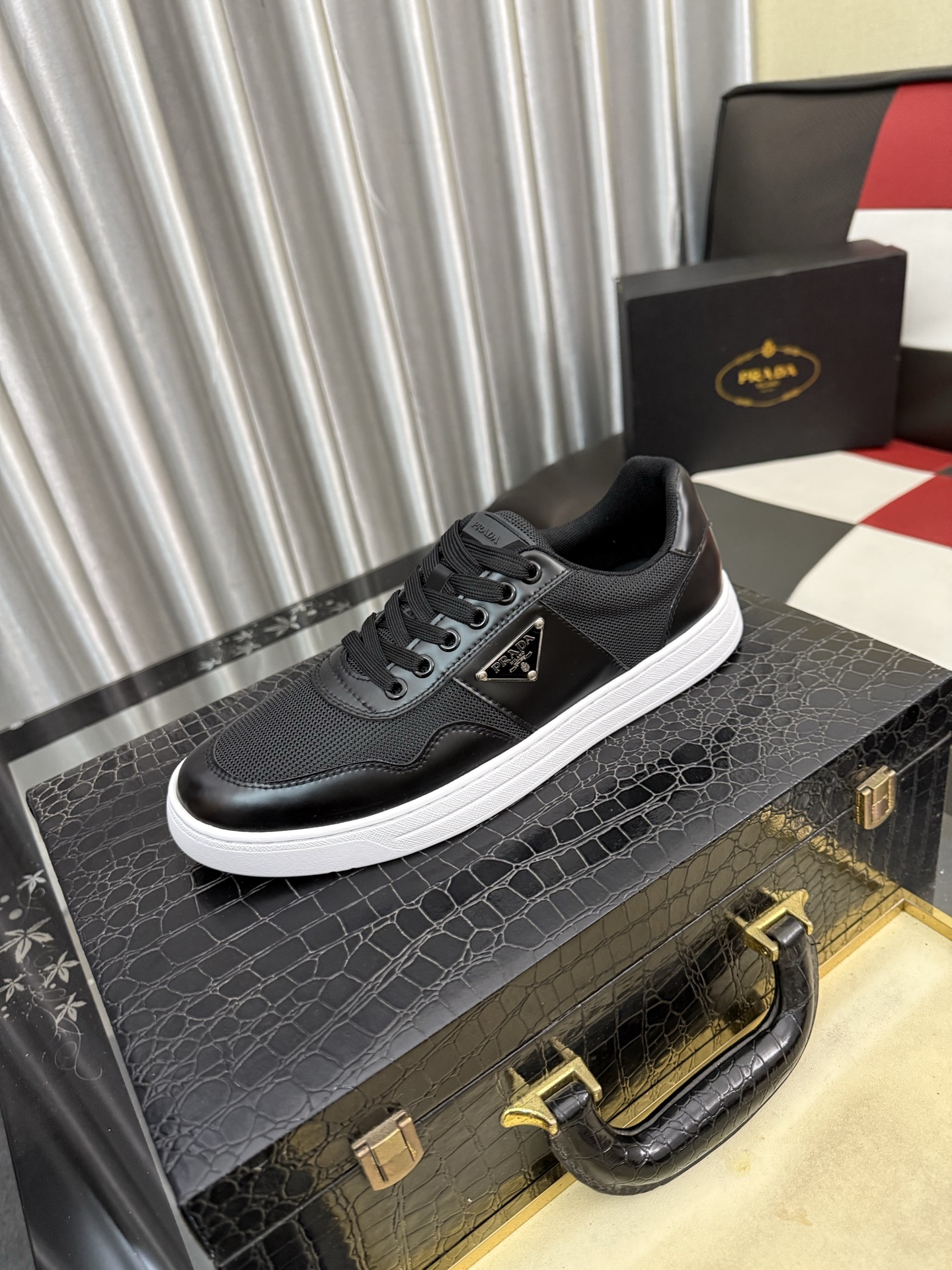 NO:829459,(Prada) The latest casual and fashionable men's shoes from the official website. The popular version is simple and elegant, exclusive for trendy men. The unique original decoration of the latest brand elements from the official website is fashionable and generous. The fabric is original first-layer cowhide and sheepskin lining. The official website specifies wear-resistant casual outsole. The classic model at the counter is shot in person and is available in 38-443 colors. Prada, cowhide, sheepskin19860909(普拉达)官网最新款休闲时尚男鞋,爆款版型简洁大气,潮男专属.独有的官网最新品牌元素元素原版装饰,时尚又大方,面料原版头层牛皮羊皮内里,官网指定耐磨休闲大底,专柜经典款实物拍摄38-443色可选,,prada,cowhide,sheepskin,Men's shoes