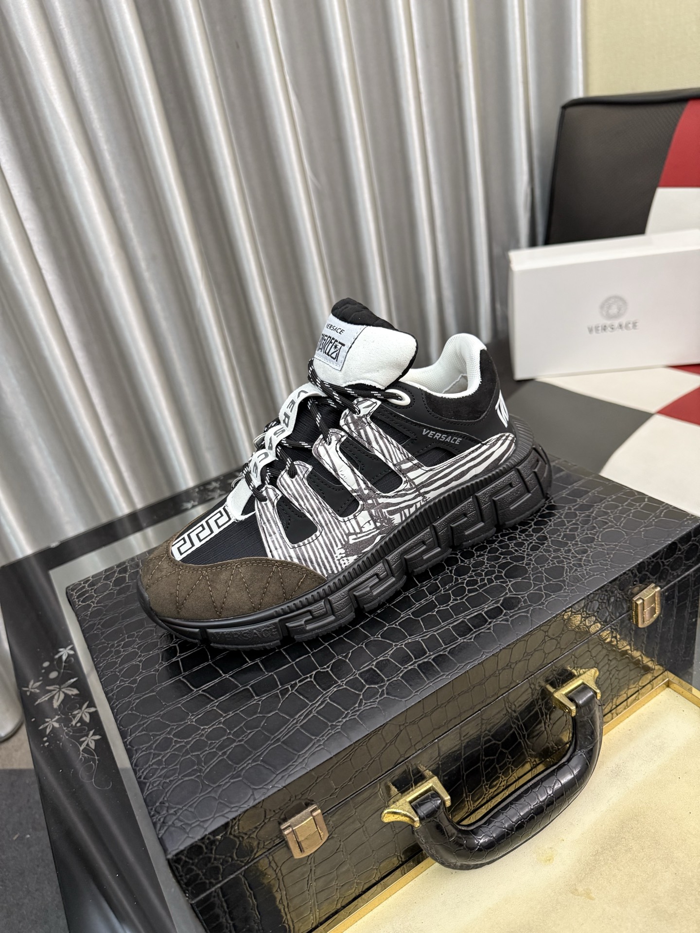 NO:829467,[Versace New Style] The new style is carefully crafted and will set off the audience!  An international brand that is constantly innovating. This trendy men's casual shoe is the original version. Sheep-foot-padded TPR ultra-light and wear-resistant outsole. Outsole. Breathable and comfortable. Quality speaks for itself. Number of sizes: 36-46, 45.46, customizable, non-returnable, 6 colors available, versace19860909【范思哲新款】新款精心打造,引爆全场！不断创新的国际品牌 此款男士潮男休闲鞋,原版版本 羊里垫脚TPR超轻耐磨大底大底,透气舒适以质量说话码数36-46,45.46定制不退换6色可选,,versace,Men's shoes