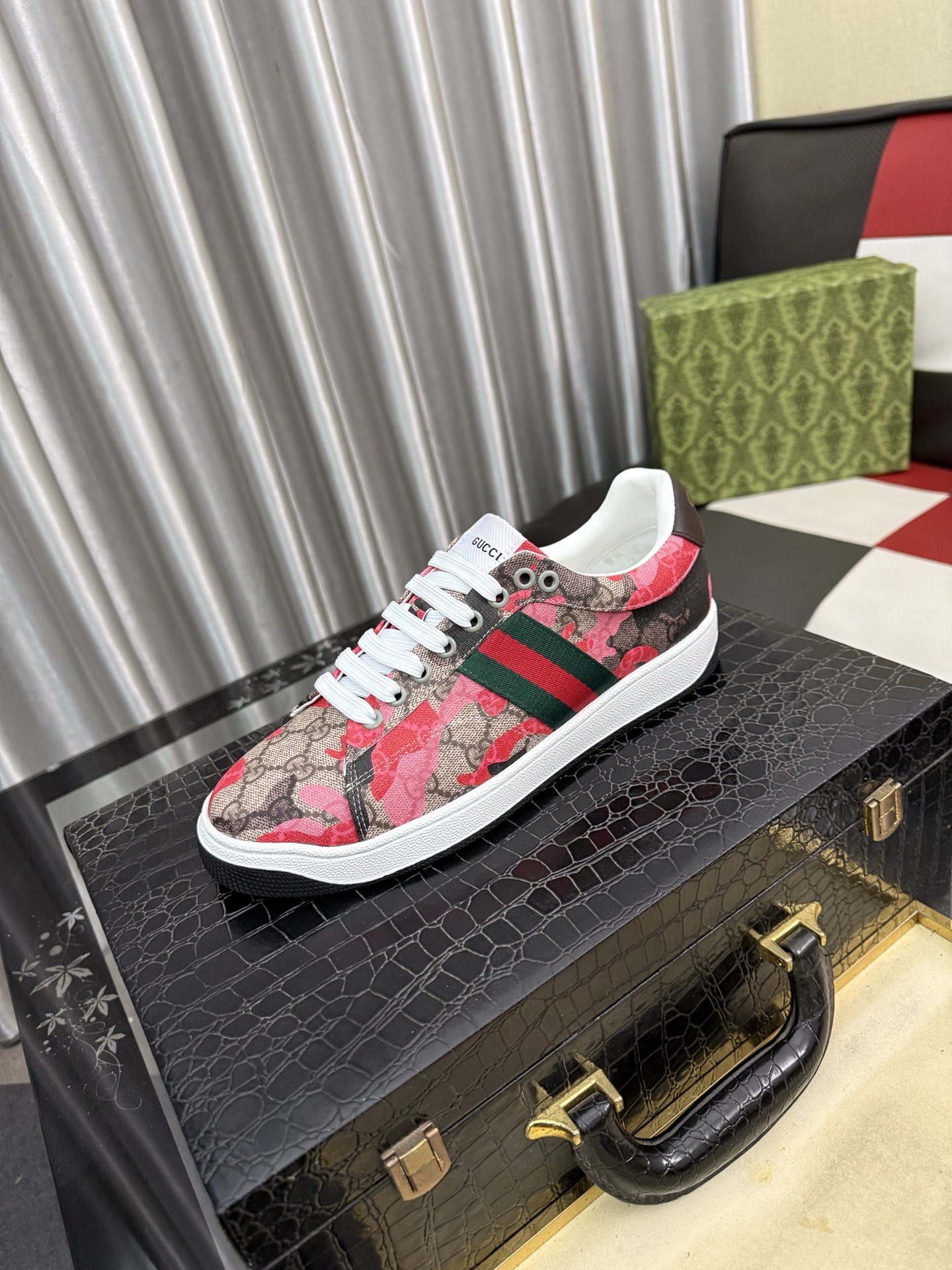 NO:829689,LV Louis Vuitton. The latest trendy shoes and casual shoes are popular in physical stores. New spring and summer comfortable imported custom original cowhide, unique jacquard fabric element design. With sheepskin lining, LV original bottom, [sun][sun] high-end packaging high-quality details determine the quality, you can enter and exit the counter at will, welcome to compare code numbers 38-443 colors available, louis vuitton, louis vuitton, cowhide, sheepskin19860909LV 路易威登.最新潮鞋休闲鞋实体店爆款.新品春夏季舒适进口定制原版牛皮,独特提花面料元素设计.搭配羊皮内里,Lv原版底,[太阳][太阳]高端包装高品质细节决定品质、可随意进出专柜,欢迎对比码数38-443色可选,,louis vuitton,louis vuitton,cowhide,sheepskin,Men's shoes