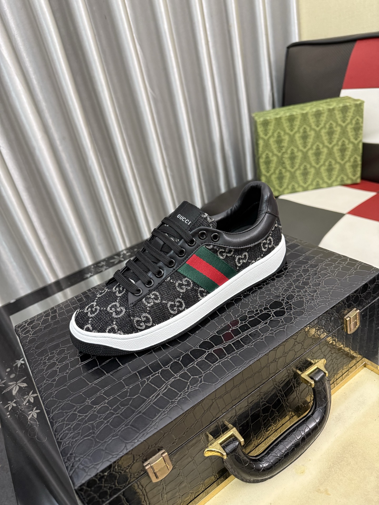 NO:829697,LV Louis Vuitton. The latest trendy shoes and casual shoes are popular in physical stores. New spring and summer comfortable imported custom original cowhide, unique jacquard fabric element design. With sheepskin lining, LV original bottom, [sun] [sun] high-end packaging high-quality details determine the quality, you can enter and exit the counter at will, welcome to compare the size 38-442 colors are available, louis vuitton, louis vuitton, cowhide, sheepskin19860909LV 路易威登.最新潮鞋休闲鞋实体店爆款.新品春夏季舒适进口定制原版牛皮,独特提花面料元素设计.搭配羊皮内里,Lv原版底,[太阳][太阳]高端包装高品质细节决定品质、可随意进出专柜,欢迎对比码数38-442色可选,,louis vuitton,louis vuitton,cowhide,sheepskin,Men's shoes