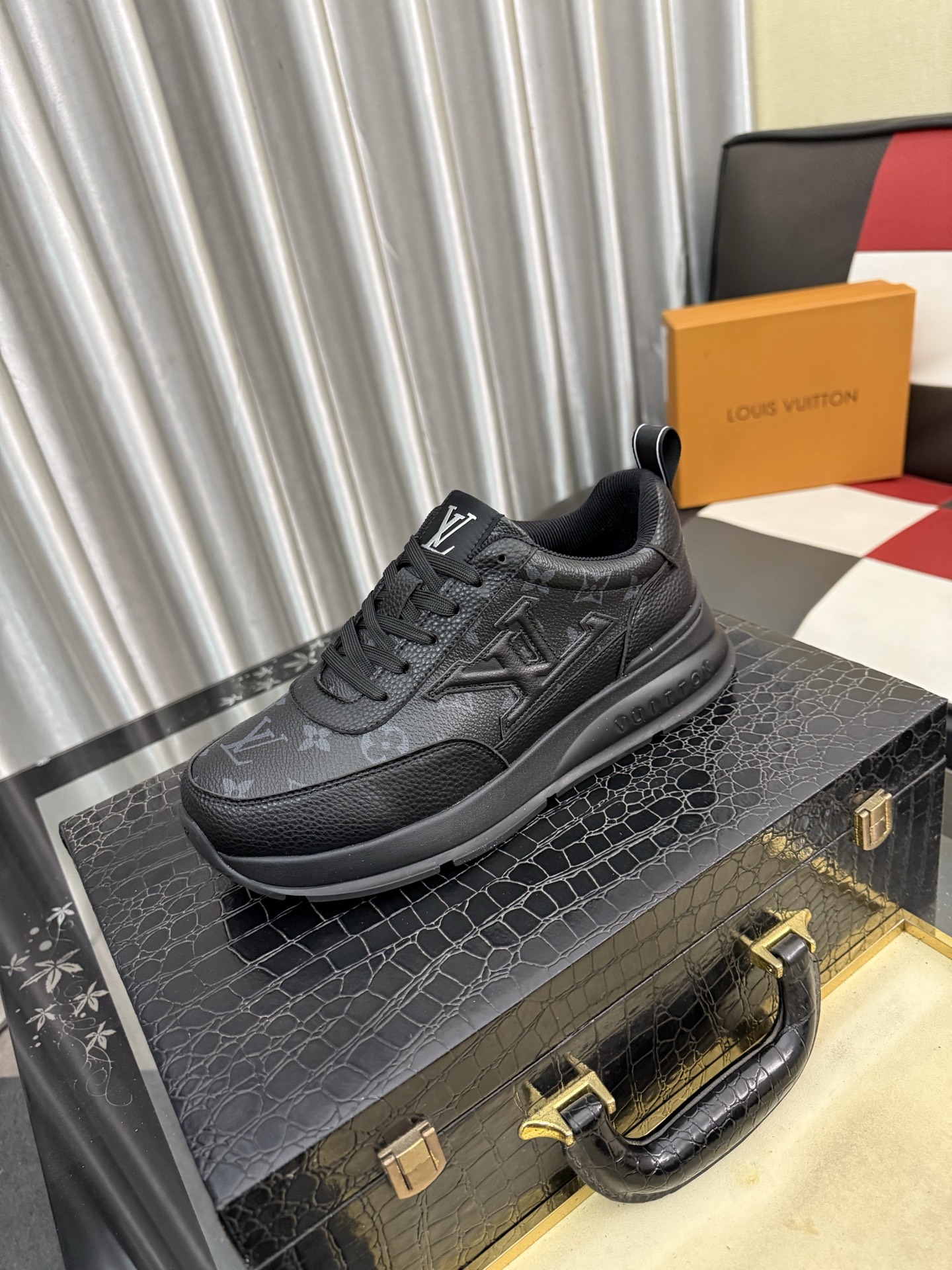 NO:829707,LV Louis Vuitton. The latest trendy shoes and casual shoes are popular in physical stores. New spring and summer comfortable imported custom original cowhide, unique jacquard fabric element design. With sheepskin lining, LV original bottom, [sun][sun] high-end packaging high-quality details determine the quality, you can enter and exit the counter at will, welcome to compare code numbers 38-444 colors available, louis vuitton, louis vuitton, cowhide, sheepskin19860909LV 路易威登.最新潮鞋休闲鞋实体店爆款.新品春夏季舒适进口定制原版牛皮,独特提花面料元素设计.搭配羊皮内里,Lv原版底,[太阳][太阳]高端包装高品质细节决定品质、可随意进出专柜,欢迎对比码数38-444色可选,,louis vuitton,louis vuitton,cowhide,sheepskin,Men's shoes