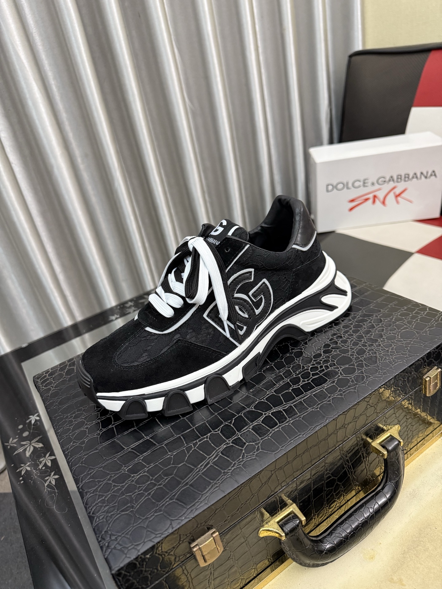 NO:898704,DG's latest popular casual shoes, the tongue has the brand's iconic details, and the combination of silk cowhide and cowhide velvet enhances the style. Fashionable and versatile, it can add luster to various looks. It creates a unique dynamic, energetic and modern exquisite design, showing a modern and elegant style. Size36-46,,cowhide19860909DG最新爆款休闲鞋,鞋舌带有品牌标志性细节,丝绸牛皮与牛反绒相结合提升格调.时尚百搭,可为各式造型增光添彩.塑造独具动感活力与摩登气息的精致设计,尽显现代优雅格调. Size36-46,,cowhide,Men's shoes