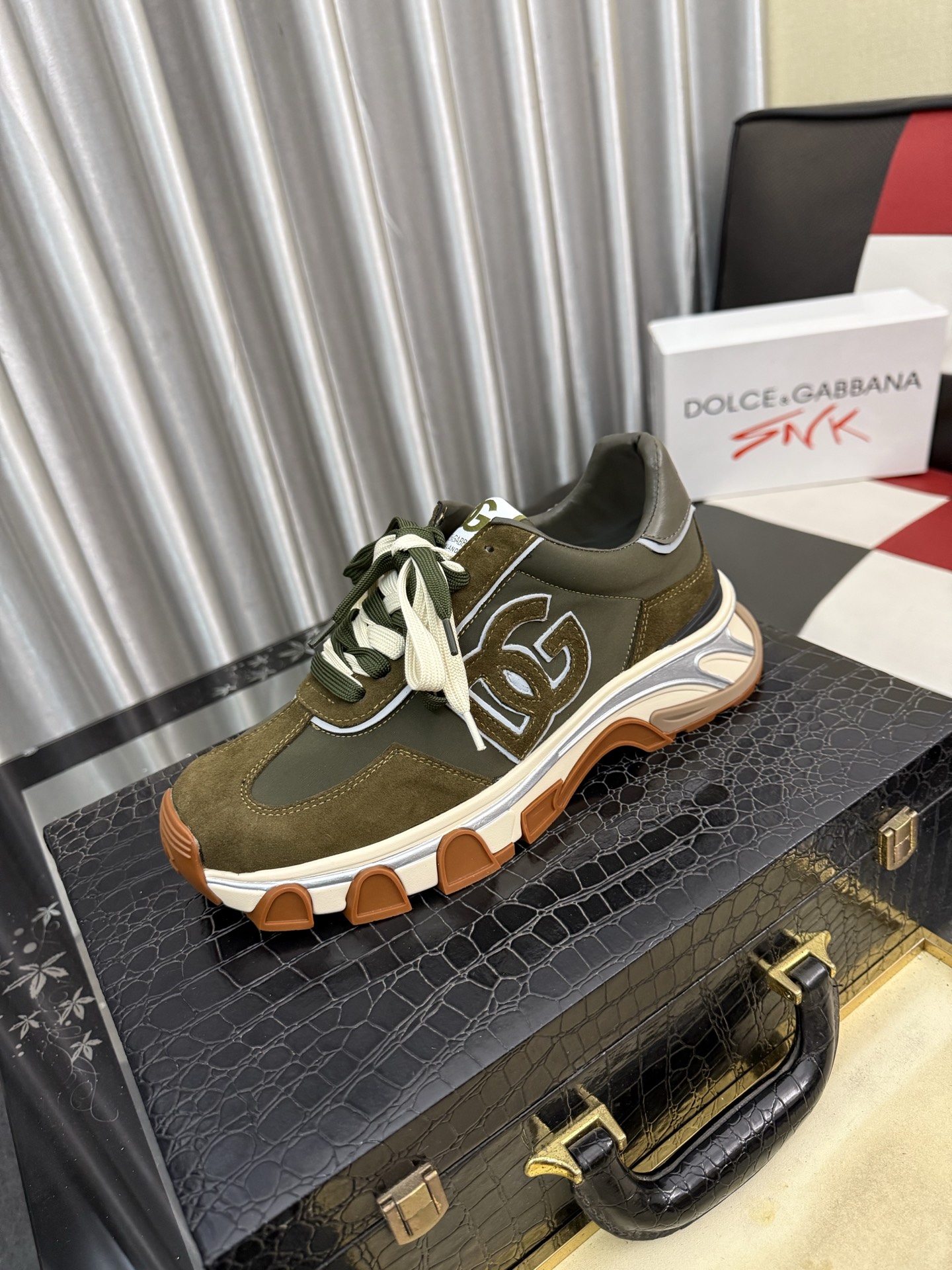 NO:829715,DG's latest popular casual shoes, the tongue has the brand's iconic details, and the combination of silk cowhide and cowhide velvet enhances the style. Fashionable and versatile, it can add luster to various looks. It creates a unique dynamic, energetic and modern exquisite design, showing a modern and elegant style. Size36-46,,cowhide19860909DG最新爆款休闲鞋,鞋舌带有品牌标志性细节,丝绸牛皮与牛反绒相结合提升格调.时尚百搭,可为各式造型增光添彩.塑造独具动感活力与摩登气息的精致设计,尽显现代优雅格调. Size36-46,,cowhide,Men's shoes
