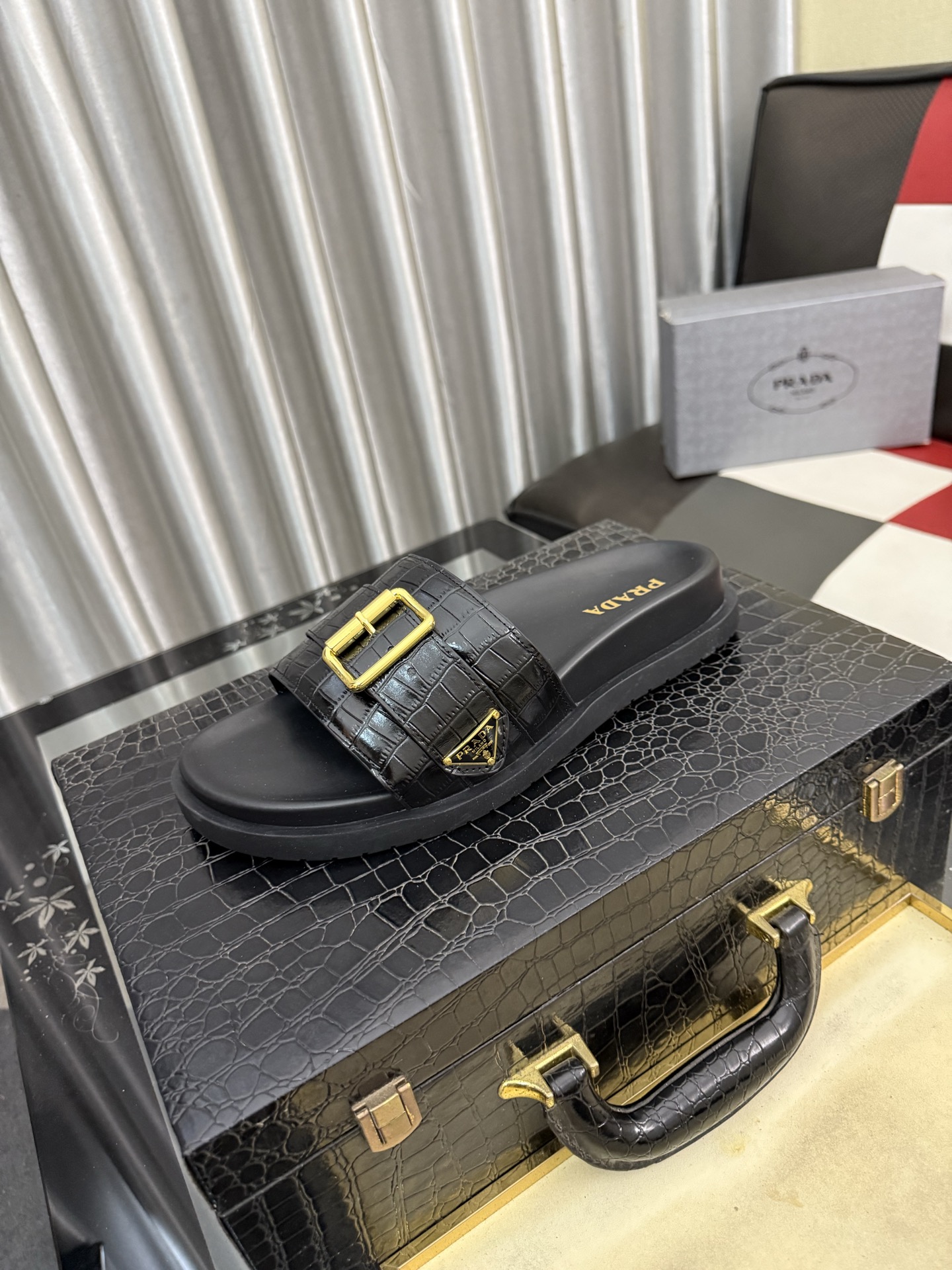 NO:829723,PRADA*——Prada slippers~purchase level, the latest model is on the official website, synchronized with Hong Kong counters, imported original sheepskin, sheep pattern lining, high-end and comfortable, original outsole is light and wear-resistant!  Purely handmade, details determine quality!  Size38-44《45 customization,,prada,prada,slippers,sheepskin19860909PRADA*——普拉达拖鞋~代购级别,官网最新款上市了,香港专柜同步,进口原版羊皮,羊纹内里 高档舒适,原版大底轻盈耐磨！纯手工制作,细节决定品质！ Size38-44《45定制,,prada,prada,slippers,sheepskin,Men's shoes