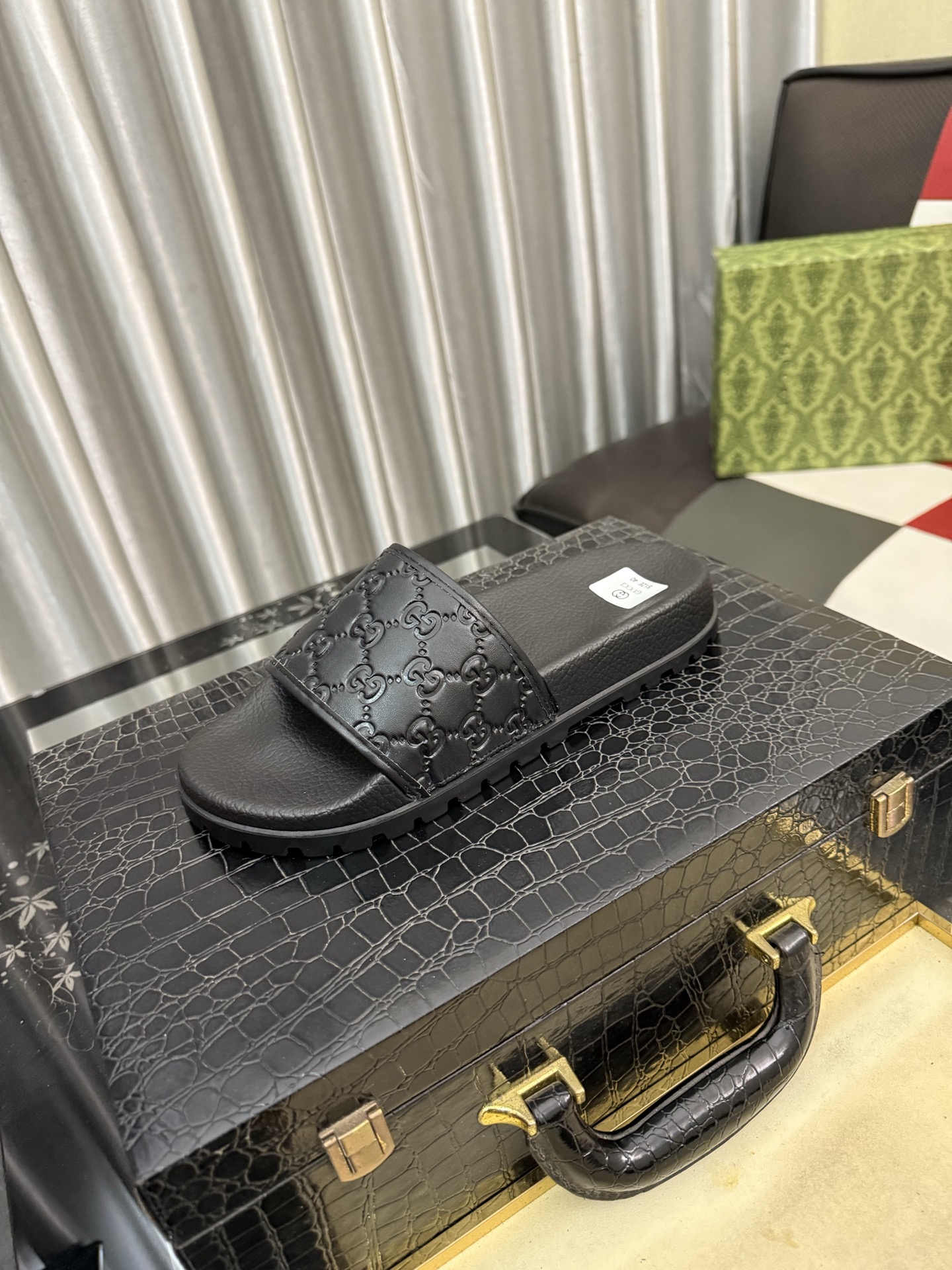 NO:830161,The latest Gucci slippers, Gucci Gucci, original 1.1 customized, cowhide embossed upper, super quality, classic counter style, original special material. Size 38-45,, gucci, gucci, slippers, cowhide19860909最新款古奇拖鞋,Gucci古驰,原版1.1订做,牛皮压花鞋面,超美品质,专柜经典款,原版特殊材料.码数38-45码,,gucci,gucci,slippers,cowhide,Men's shoes