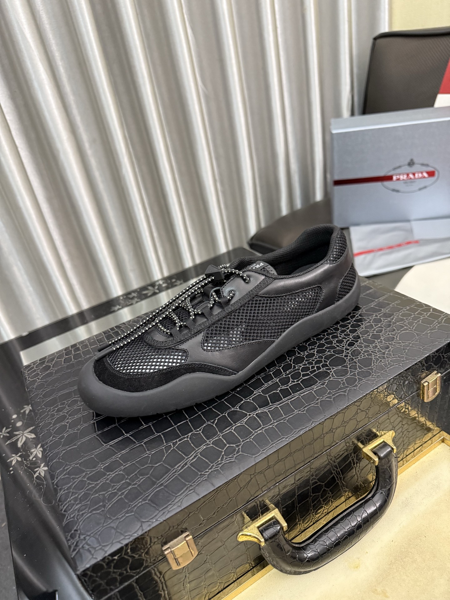 NO:830171,High-end high-quality new PRADA counters are on the market at the same time. New men's shoes and fabrics are selected from first-layer cowhide. The lining is imported cowhide. High-end molded rubber outsole, exquisite lines, simple and elegant, comfortable and high-end for leisure and travel. Size: 38 to 44. (45 can be customized and non-refundable), prada, prada, cowhide19860909高版本 高品质新款PRADA(普拉达)专柜同步上市, 新款男鞋、面料精选头层牛皮.内里 进口牛皮内里.高端开模橡胶大底,精美线条、简约大气,上脚舒服上挡次、休闲旅游.码数:38一44.（可定做45不退换）,,prada,prada,cowhide,Men's shoes