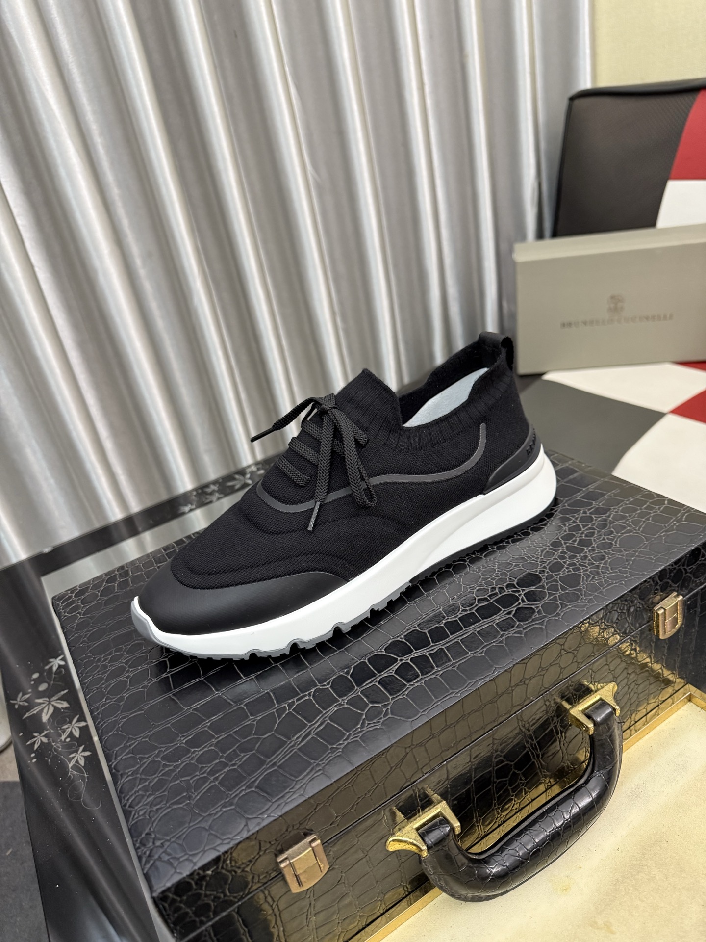 NO:830180,New Brunello Cucinelli spring and summer lace-up casual sports shoes for men. BC is the world's top luxury brand from Italy. Breathable fly-knit cashmere upper. High-temperature fused TPU on the upper. Unique design. Simple yet individual. Elastic and super-elastic Jiaji cloth at the shoe collar + universal stitching embellishment. The lining is white benzene-dyed special calfskin + 0.5mm round punching design. The foot pads are highly elastic foam and the cowhide lining is aligned. The upper foot is comfortable, breathable and not stuffy. The TPU+PU outsole is integrated.  The shoe box adopts the original drawer style with shoe storage bag. Size: 38-44, brunello cucinelli, cowhide19860909新品Brunello Cucinelli春夏系带休闲运动男鞋 BC来自意大利的世界顶级奢侈品牌 鞋面透气飞织羊绒面 鞋面高温熔断TPU 独特设计 简约不失个性 鞋口松紧超弹佳集布+万能针车点缀 内里是本白色苯染专用小牛皮+0.5mm圆形冲孔设计 脚垫高弹发泡与牛里对贴 上脚舒服透气不闷脚 TPU+PU大底一体成型 鞋盒采用原版抽屉式 配鞋履收纳袋 码数:38-44,,brunello cucinelli,cowhide,Men's shoes