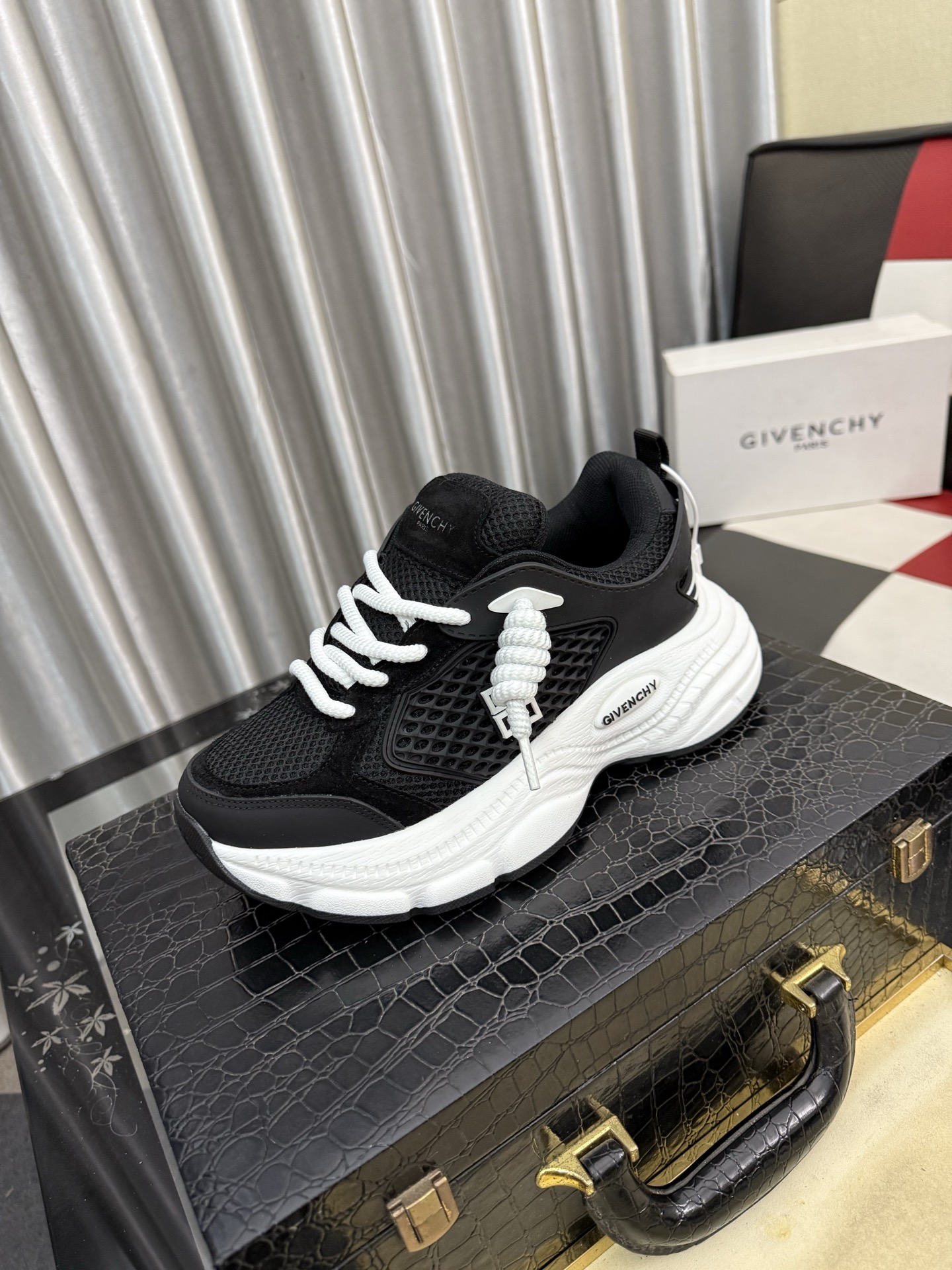 NO:830192,[GIVENCHY] Givenchy low-top casual shoes, made of white calf leather and other materials, the upper is decorated with brand webbing, brand embossed logo decoration, and three-dimensional composite stitching!  Calfskin lining for high comfort!  Size38-444 colors available,,givenchy,givenchy,cowhide19860909【GIVENCHY】纪梵希低帮休闲鞋,采用白色小牛皮革等材质,鞋面饰有品牌织带装饰,品牌压花logo装饰,立体复合式拼接缝合！内里小牛皮 舒适度高！ Size38-444色可选,,givenchy,givenchy,cowhide,Men's shoes