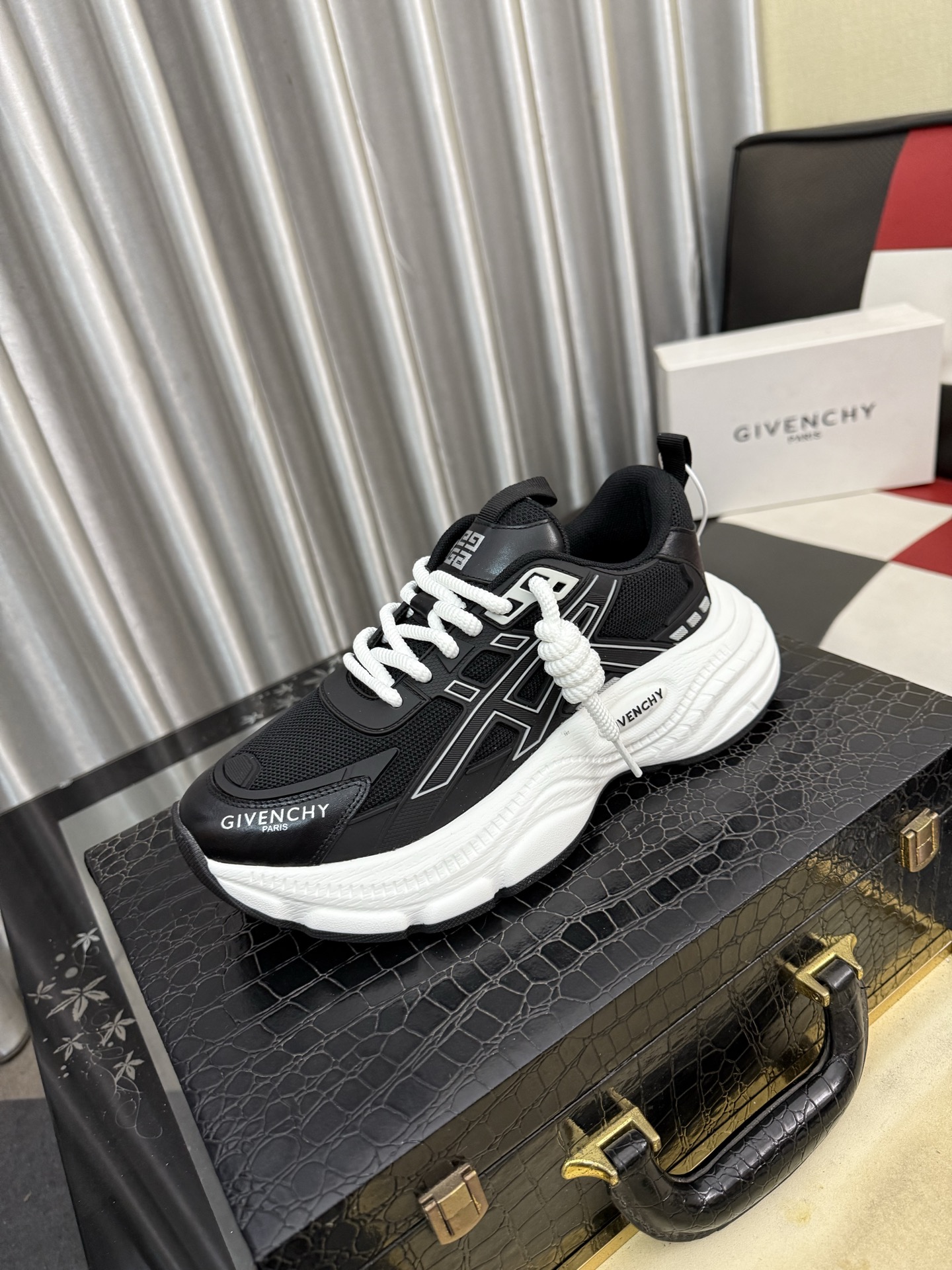 NO:830107,[GIVENCHY] Givenchy low-top casual shoes, made of white calf leather and other materials, the upper is decorated with brand webbing, brand embossed logo decoration, and three-dimensional composite stitching!  Calfskin lining for high comfort!  Size38-442 colors available,,givenchy,givenchy,cowhide19860909【GIVENCHY】纪梵希低帮休闲鞋,采用白色小牛皮革等材质,鞋面饰有品牌织带装饰,品牌压花logo装饰,立体复合式拼接缝合！内里小牛皮 舒适度高！ Size38-442色可选,,givenchy,givenchy,cowhide,Men's shoes