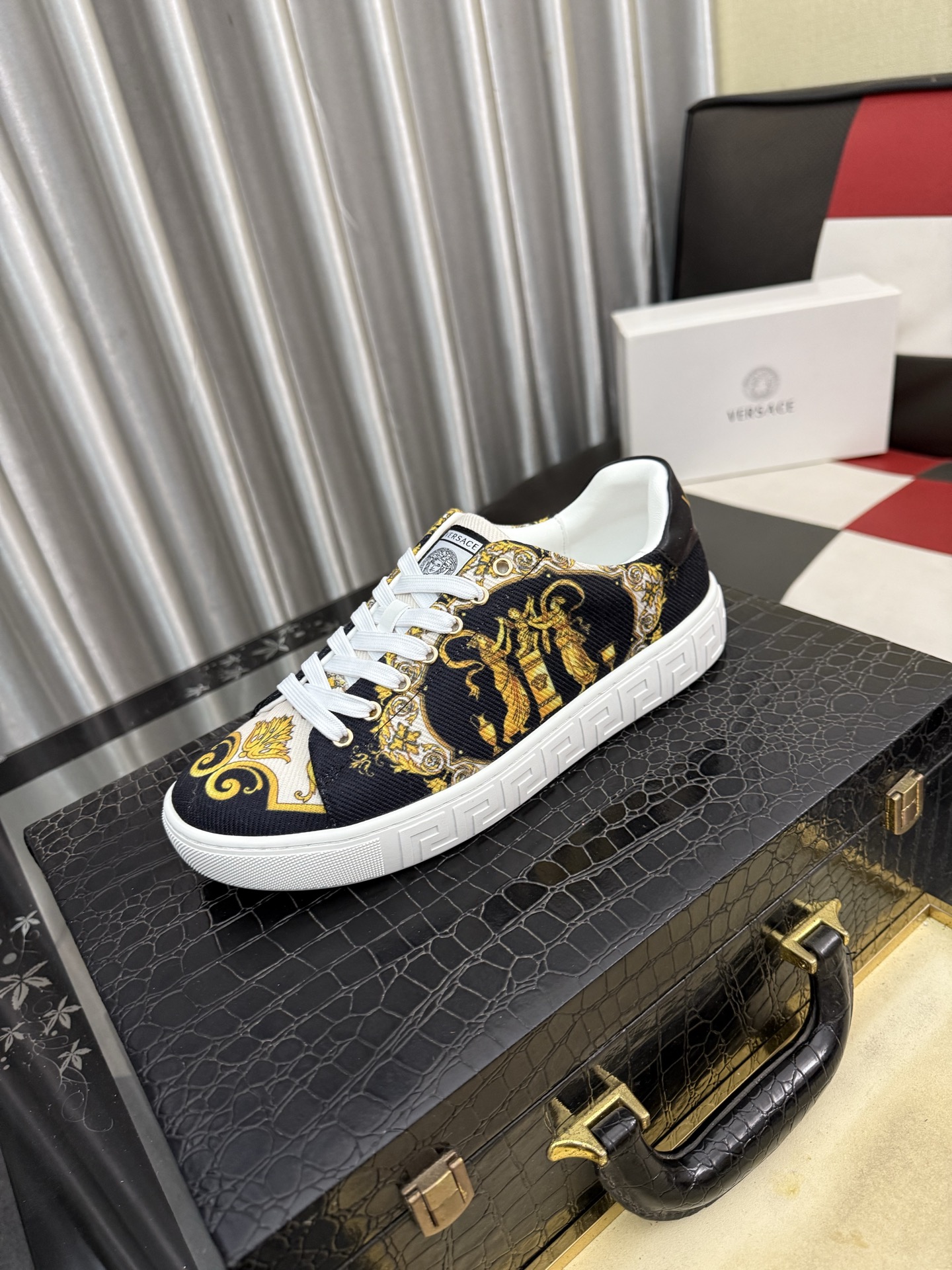NO:830111,'Versace' Men's new high-top latest popular casual shoes, the top brand [Seduce] Luxury [Strong] The upper is made of imported brand printed fabric + cowhide, breathable lining + pigskin feet () fine workmanship. Personalized fashionable wear-resistant outsole, light and comfortable on the foot, the real thing is better looking, 38-44,,versace,cowhide19860909《范思哲》 男士高帮新款最新爆款休闲鞋,顶端品牌[勾引]奢侈[强]鞋面選用进口品牌印花面料+牛皮,透气内里+猪皮垫脚（）精细做工.个性时尚耐磨大底,上脚轻巧舒适,實物更好看,38-44,,versace,cowhide,Men's shoes