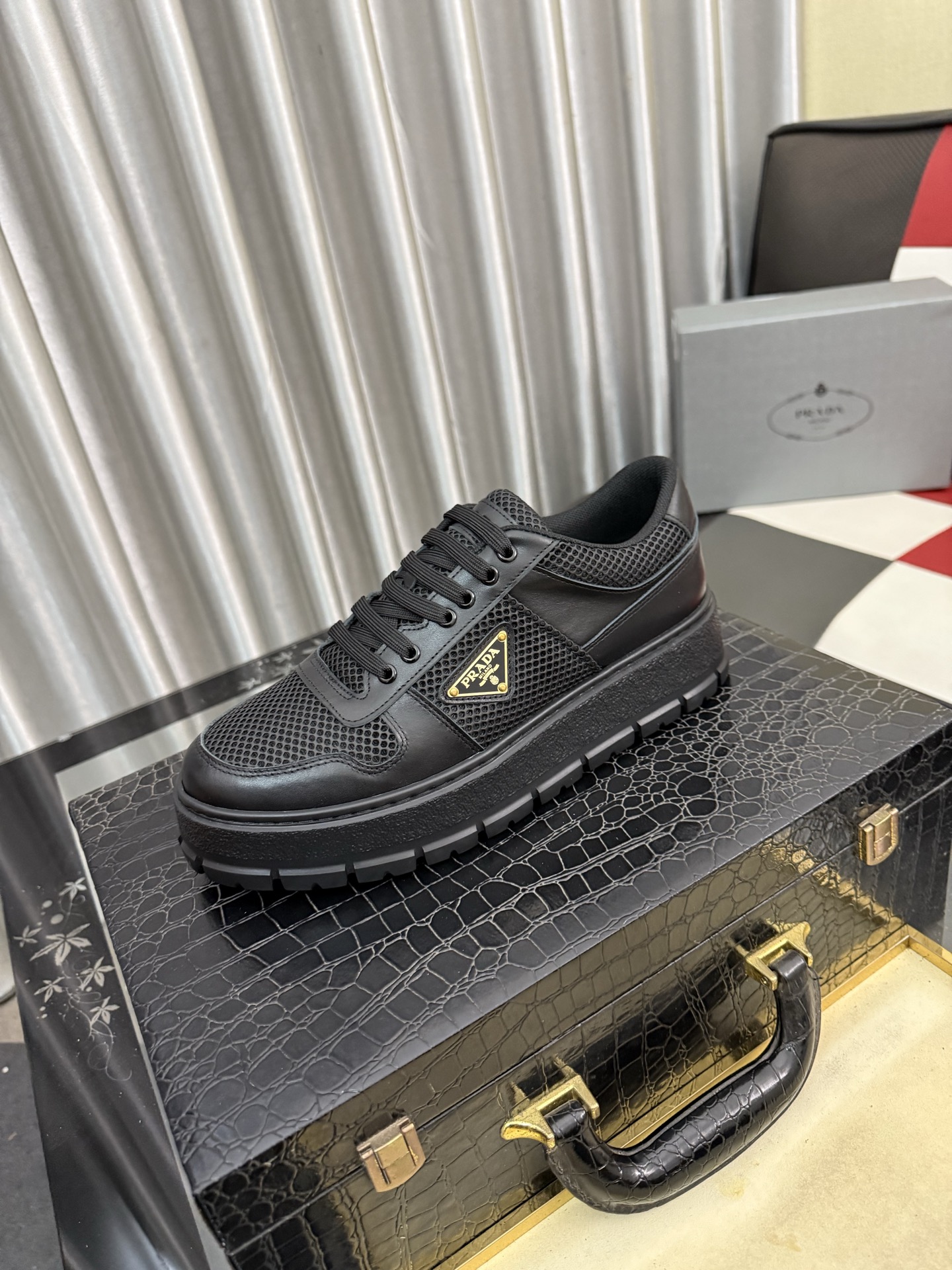 NO:830121,(Prada) The latest casual and fashionable men's shoes from the official website. The popular version is simple and elegant, exclusive for trendy men. The unique original decoration of the latest brand elements from the official website is fashionable and generous. The fabric is original first-layer cowhide and sheepskin lining. The official website specifies wear-resistant casual outsole. The classic model at the counter is shot in person and is available in 38-443 colors. Prada, cowhide, sheepskin19860909(普拉达)官网最新款休闲时尚男鞋,爆款版型简洁大气,潮男专属.独有的官网最新品牌元素元素原版装饰,时尚又大方,面料原版头层牛皮羊皮内里,官网指定耐磨休闲大底,专柜经典款实物拍摄38-443色可选,,prada,cowhide,sheepskin,Men's shoes