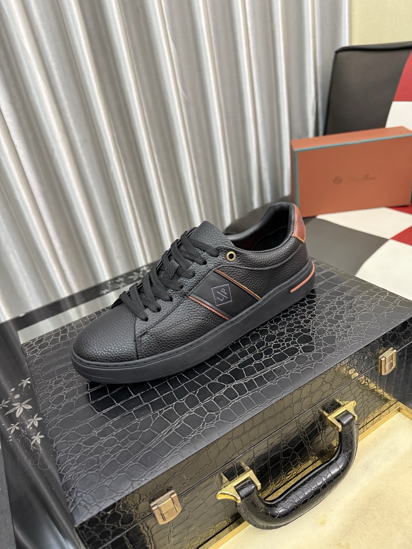 NO:830131,LP~. A must-have casual shoe for trendy men. Original brand imported from Italy, imported original leather, pig lining (refuses to discolor and grind the feet). Original factory special air cushion sole, French lazy style design. Fits the feet. Original quality. Super comfortable original sole. Size 38-44, loro piana19860909LP～.休闲鞋潮男必备款 意大利进口原版品牌,进口原版皮,猪里（拒绝脱色磨脚）鞋底原厂特供原版气垫底,法国懒人风格设计 贴脚 在贴原单品质 超舒服原版底 .码数38-44,,loro piana,Men's shoes