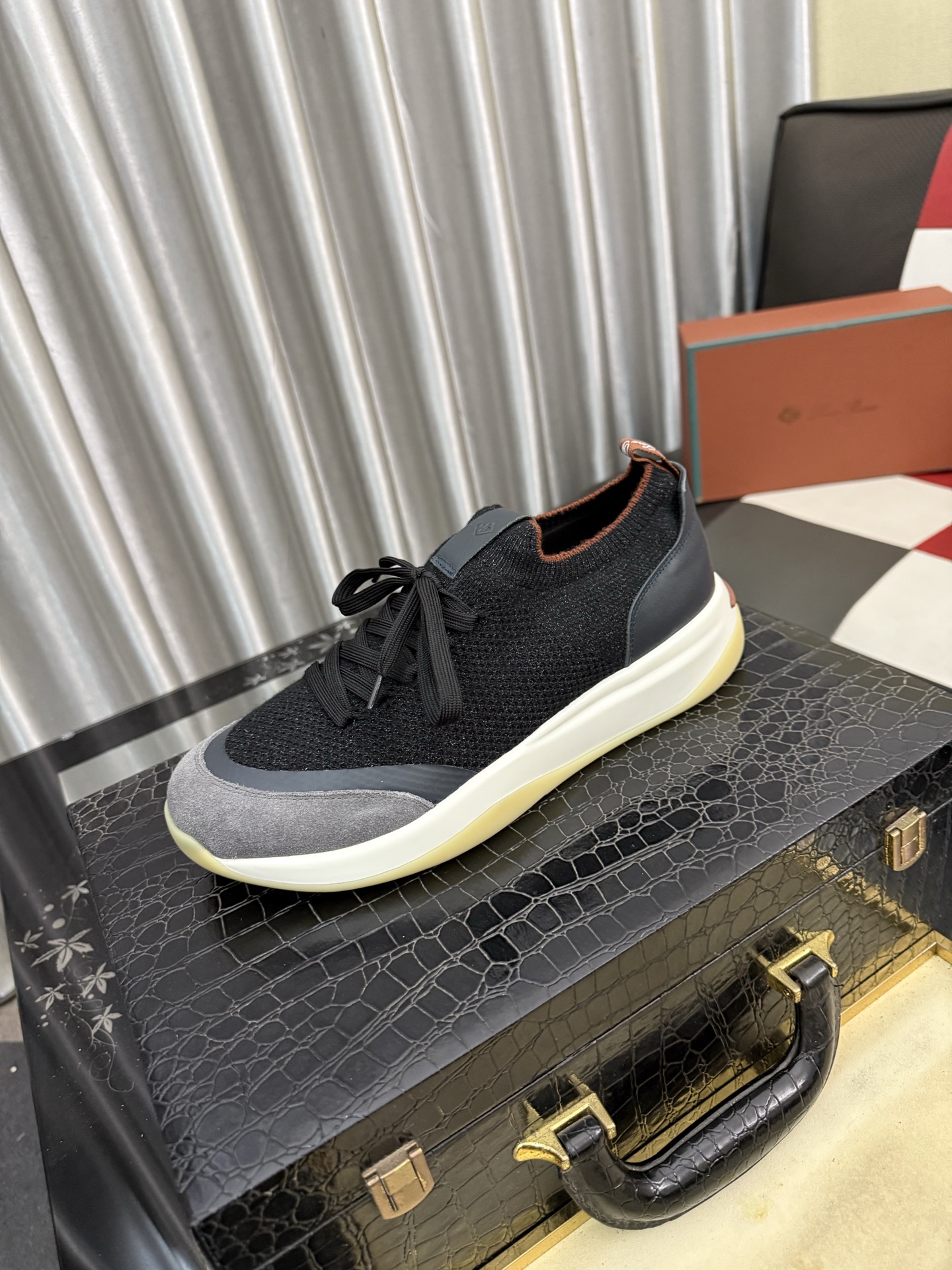 NO:830141,LP~. A must-have casual shoe for trendy men. Original brand imported from Italy, imported original leather, pig lining (refuses to discolor and grind the feet). Original factory special air cushion sole, French lazy style design. Fits the feet. Original quality. Super comfortable original sole. Size 38-445 colors available, loro piana19860909LP～.休闲鞋潮男必备款 意大利进口原版品牌,进口原版皮,猪里（拒绝脱色磨脚）鞋底原厂特供原版气垫底,法国懒人风格设计 贴脚 在贴原单品质 超舒服原版底 .码数38-445色可选,,loro piana,Men's shoes