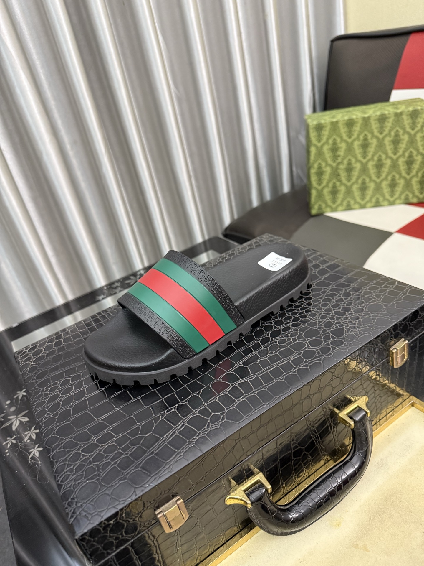 NO:830541,The latest Gucci slippers, Gucci Gucci, original 1.1 customized, cowhide embossed upper, super quality, classic counter style, original special material. Size 38-45,, gucci, gucci, slippers, cowhide19860909最新款古奇拖鞋,Gucci古驰,原版1.1订做,牛皮压花鞋面,超美品质,专柜经典款,原版特殊材料.码数38-45码,,gucci,gucci,slippers,cowhide,Men's shoes