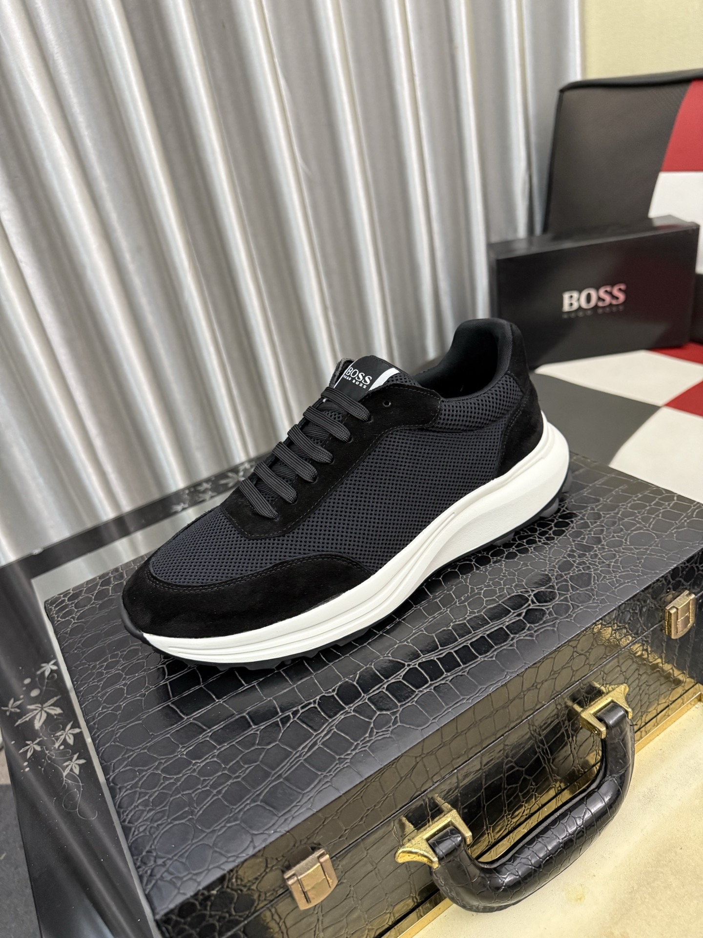 NO:830550,[BOOS] Men's casual shoes are made of imported calfskin uppers, ultra-breathable and comfortable, fine workmanship and high-end atmosphere. They have a fashionable model shape. The foamed transparent wear-resistant outsole is comfortable to wear and worth owning. Available in 38-443 colors, cowhide19860909【BOOS】男鞋休闲鞋原单品质鞋面采用进口小牛皮,超透气舒适内里做工精细,高端大气.有时尚典范造型.发泡透明耐磨大底,穿着舒适,值得拥有.码数38–443色可选,,cowhide,Men's shoes