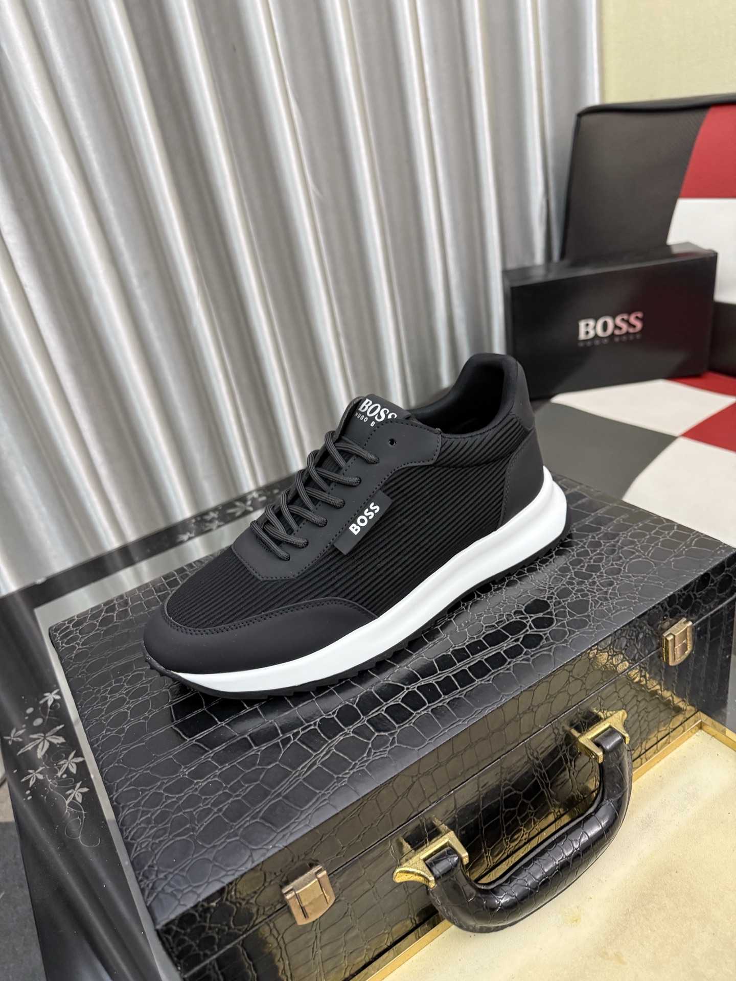 NO:830559,[BOOS] Men's casual shoes are made of original quality uppers made of imported calfskin, super breathable and comfortable, with fine workmanship and high-end atmosphere. They have a fashionable model shape. The foamed transparent wear-resistant outsole is comfortable to wear and worth owning. Available in 38-444 colors, cowhide19860909【BOOS】男鞋休闲鞋原单品质鞋面采用进口小牛皮,超透气舒适内里做工精细,高端大气.有时尚典范造型.发泡透明耐磨大底,穿着舒适,值得拥有.码数38–444色可选,,cowhide,Men's shoes