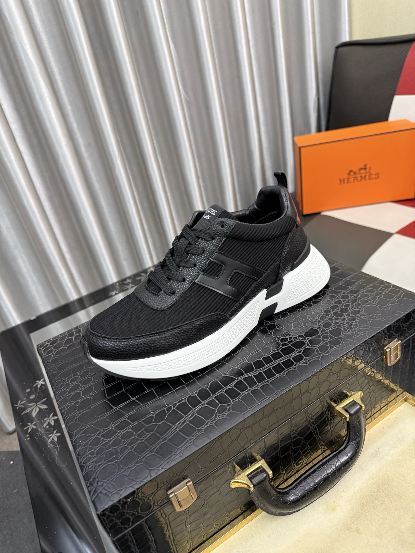 NO:830482,HERME* Hermès high-end men's fashionable casual sports shoes, crafted with custom-made imported fly weaving, laminated design upper with distinct lines, cowhide lining foot pads, lightweight rubber outsole. Light luxury style, retro comfortable round toe, breathable upper without stuffiness, simple and elegant, comfortable and trendy on the feet, 38-444 colors available, hermes, hermes, sneakers, cowhide19860909HERME*爱马仕高端男士时尚休闲运动鞋,精工打造,定制进口飞织制作,叠层设计鞋面线条感层次分明,牛皮内里脚垫,轻质橡胶大底.轻奢风格,复古的舒适圆头,鞋面透气不闷脚,简约大气,上脚舒适富有潮流感38-444色可选,,hermes,hermes,sneakers,cowhide,Men's shoes