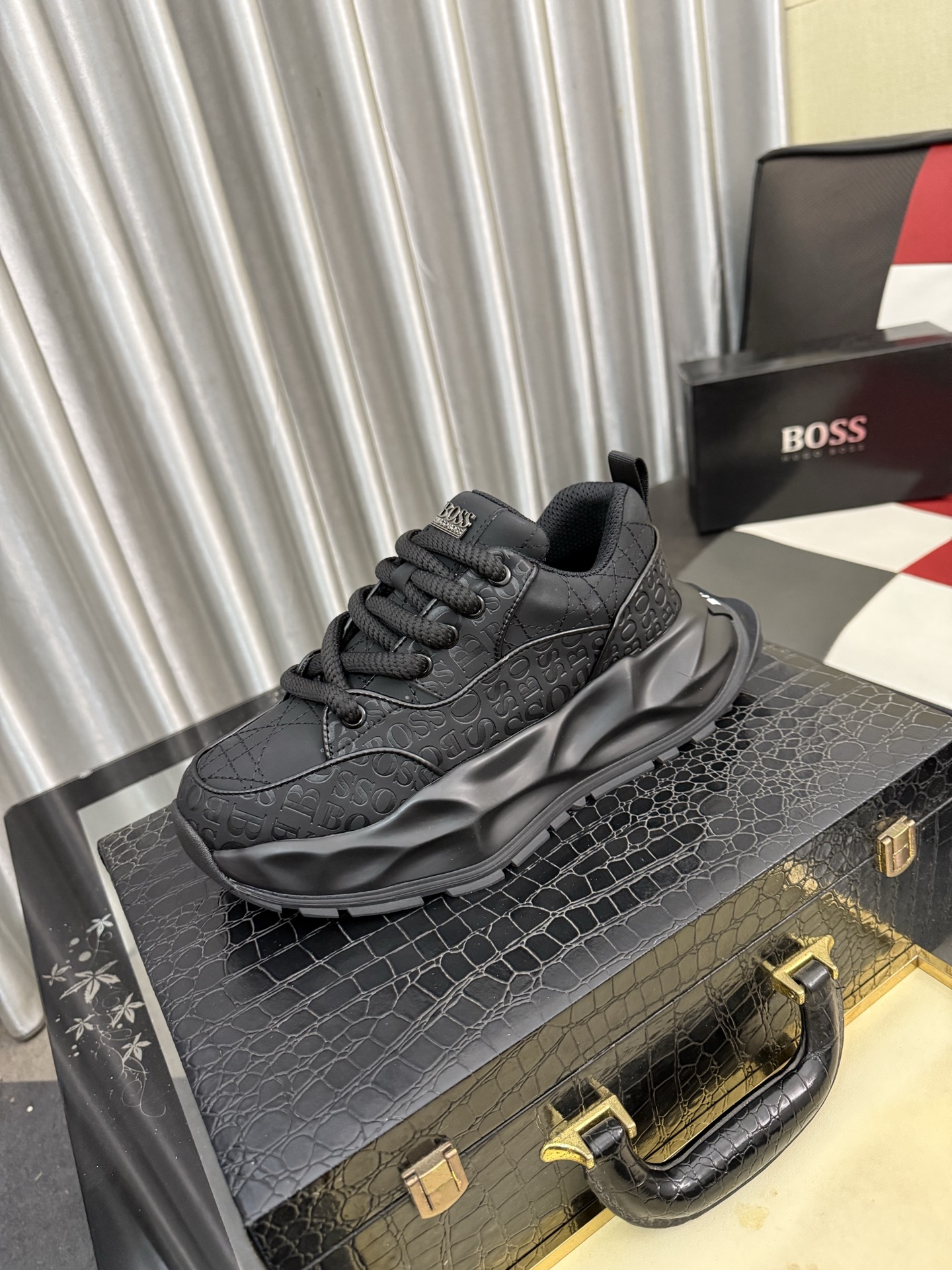 NO:830491,[BOOS] Men's casual shoes are made of original quality uppers made of imported calfskin, super breathable and comfortable, with fine workmanship and high-end atmosphere. They have a fashionable model shape. The foamed transparent wear-resistant outsole is comfortable to wear and worth owning. Size 39-44,,cowhide19860909【BOOS】男鞋休闲鞋原单品质鞋面采用进口小牛皮,超透气舒适内里做工精细,高端大气.有时尚典范造型.发泡透明耐磨大底,穿着舒适,值得拥有.码数39-44,,cowhide,Men's shoes