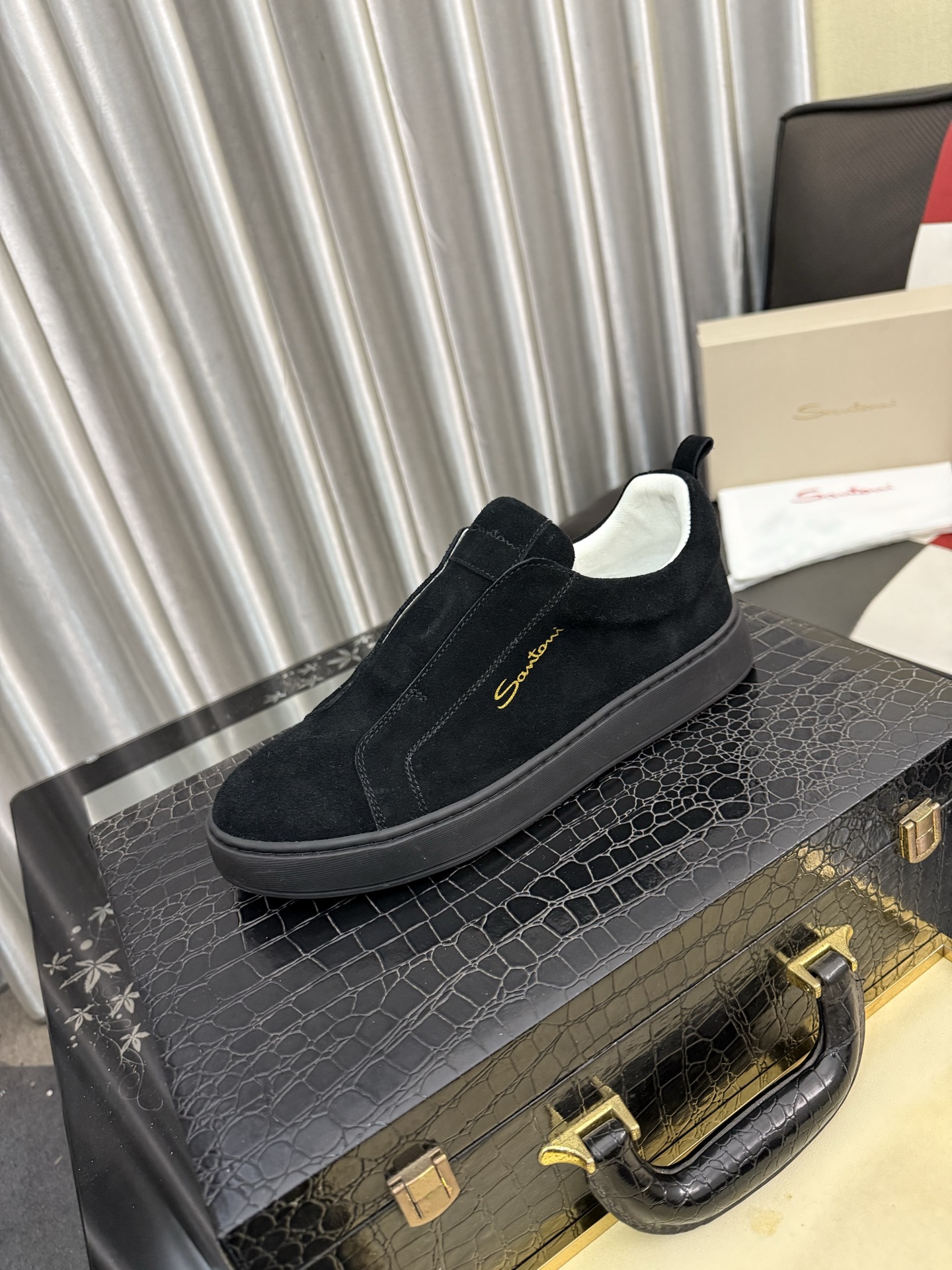 NO:830500,Santoni (Santoni) Italian men's casual sneakers are shipped!  Each pair of shoes from this Italian handmade shoe brand has a simple and classic design, which is very comfortable and versatile!  The fly woven surface is matched with silk cowhide, and the outsole is made of a combination of original rubber sheets, with a leather lining!  Brand-specific molded foot bed, code number: 3844,, cowhide19860909Santoni(圣东尼）意大利男士休闲板鞋出货！这个意大利纯手工鞋履品牌的每一双鞋设计简洁经典,上脚非常舒适百搭！ 飞织面搭配丝绸牛皮,大底采用原版橡胶底片组合成型,皮里！品牌专用开模脚床,码数:3844,,cowhide,Men's shoes