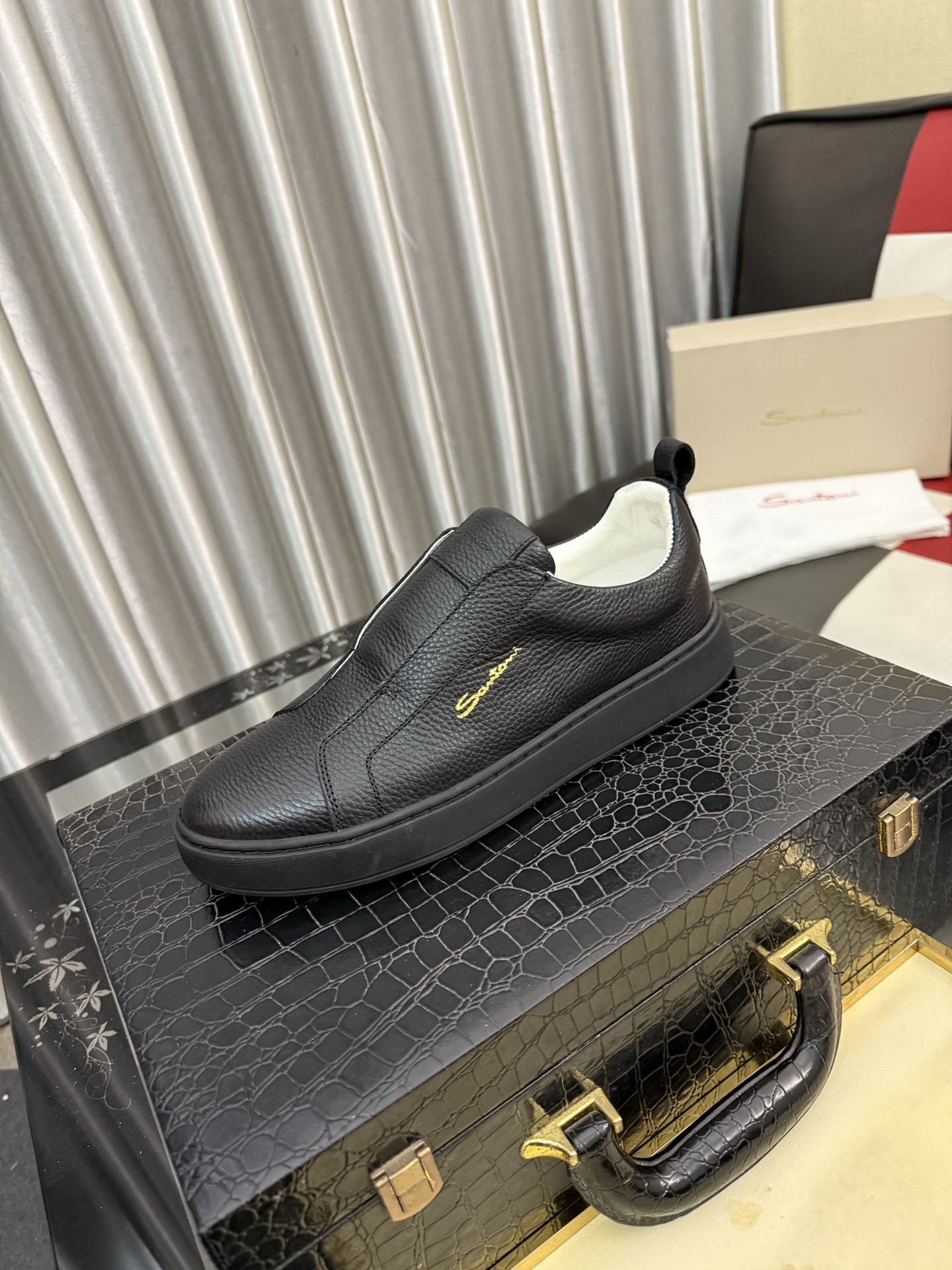 NO:830895,Santoni (Santoni) Italian men's casual sneakers are shipped!  Each pair of shoes from this Italian handmade shoe brand has a simple and classic design, which is very comfortable and versatile!  The fly woven surface is matched with silk cowhide, and the outsole is made of a combination of original rubber sheets, with a leather lining!  Brand-specific molded foot bed, code number: 3844,, cowhide19860909Santoni(圣东尼）意大利男士休闲板鞋出货！这个意大利纯手工鞋履品牌的每一双鞋设计简洁经典,上脚非常舒适百搭！ 飞织面搭配丝绸牛皮,大底采用原版橡胶底片组合成型,皮里！品牌专用开模脚床,码数:3844,,cowhide,Men's shoes