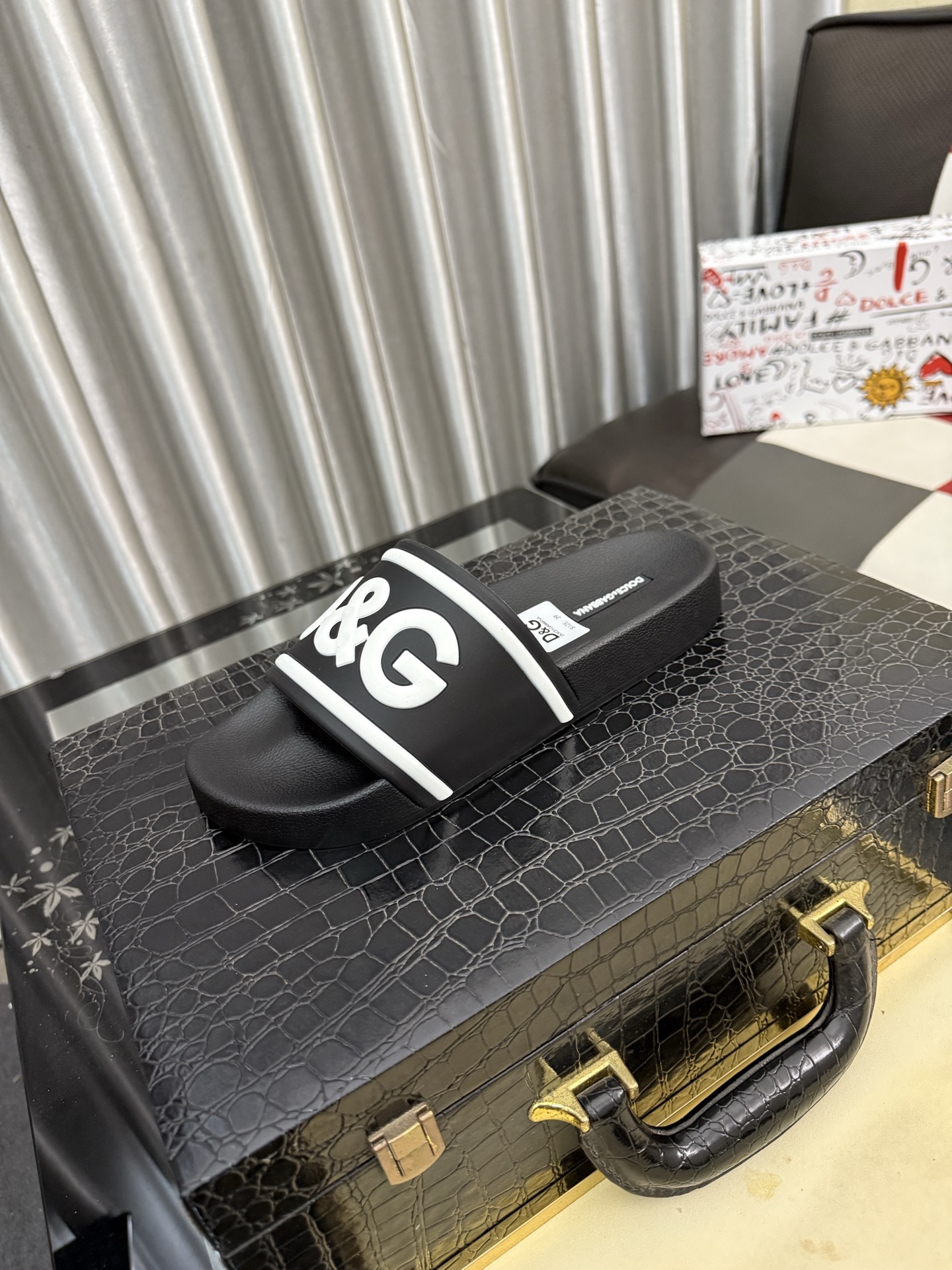 NO:831065,DG～The new DG men’s casual slippers, Dolce & Gabbana’s new products, official website limited edition!  Imported customized original PVC material, one-piece TPU outsole!  Size 38–45,,Dolce&Gabbana,slippers19860909DG～新款dg男士休闲拖鞋、杜嘉班纳力推新品,官网限定款！进口定制原版PVC材质、一体成型TPU大底！码数38–45,,Dolce&Gabbana,slippers,Men's shoes