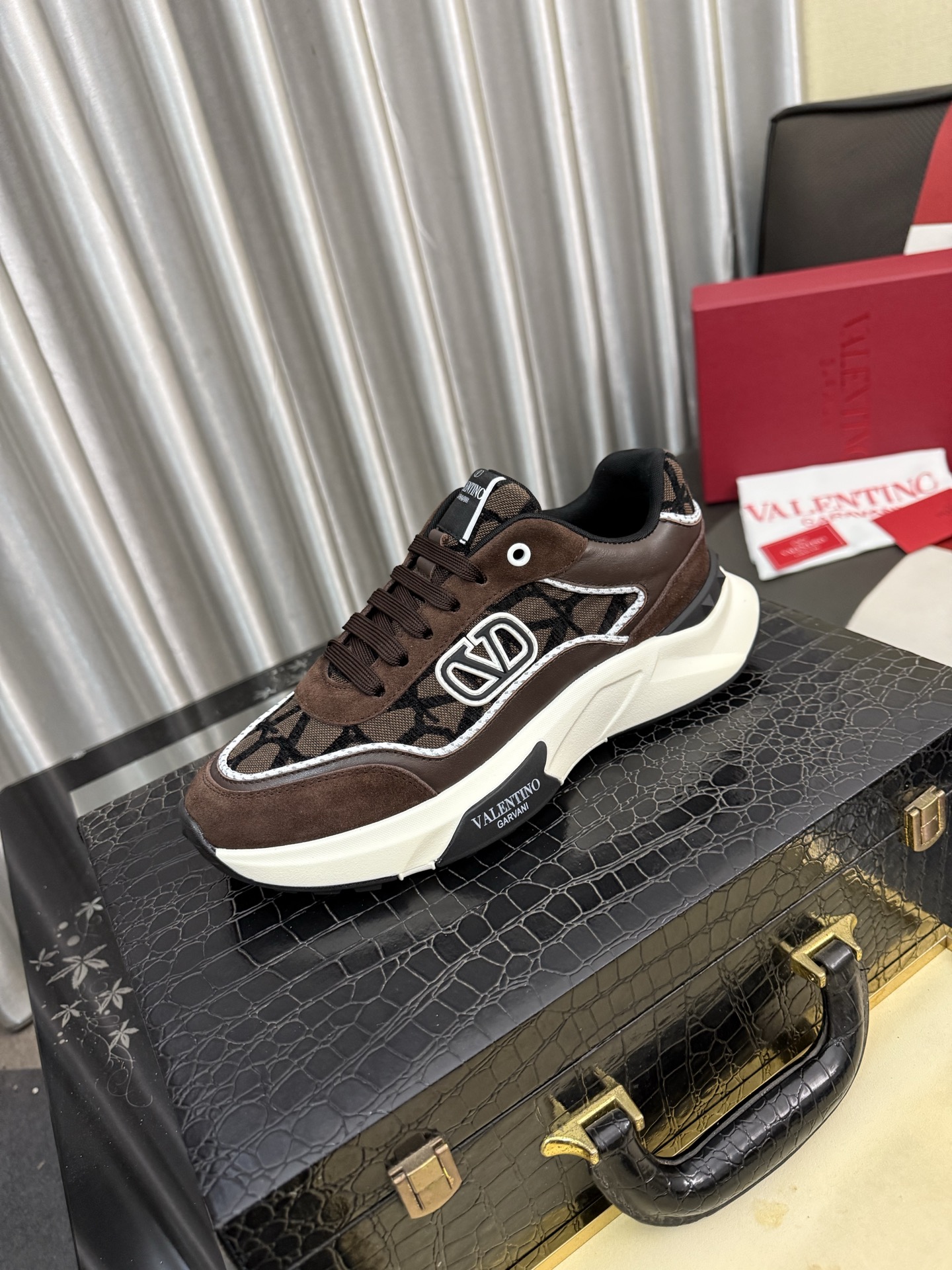 NO:831069,VALENTINO Valentino's 2025 SS spring and summer new popular casual sports shoes. The imported elastic fabric upper and the heel are in the shape of Warren's exclusive rivets. The whole is very representative. The combined outsole is really easy to wear and very comfortable on the feet~, classic, comfortable and versatile!  Size38-443 colors available,,valentino,valentino,sneakers19860909VALENTINO 华伦天奴2025ss春夏新品爆款休闲运动鞋,进口弹力布鞋面后跟为华伦家专属铆钉状 整体非常具有代表性,组合大底 上脚真的超好穿又很舒服的～,经典舒适百搭！ Size38-443色可选,,valentino,valentino,sneakers,Men's shoes